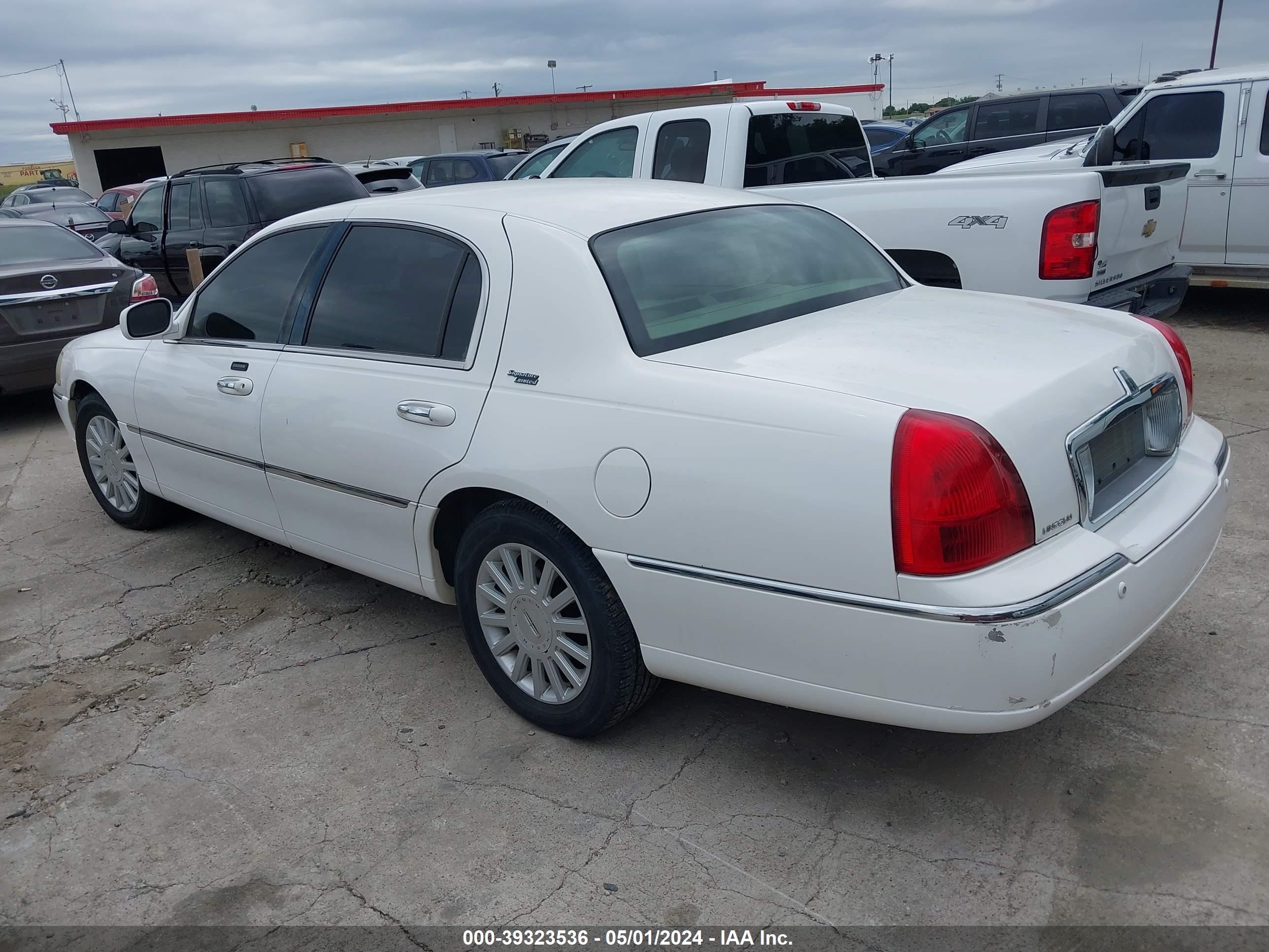 Photo 2 VIN: 1LNHM82W15Y650158 - LINCOLN TOWN CAR 