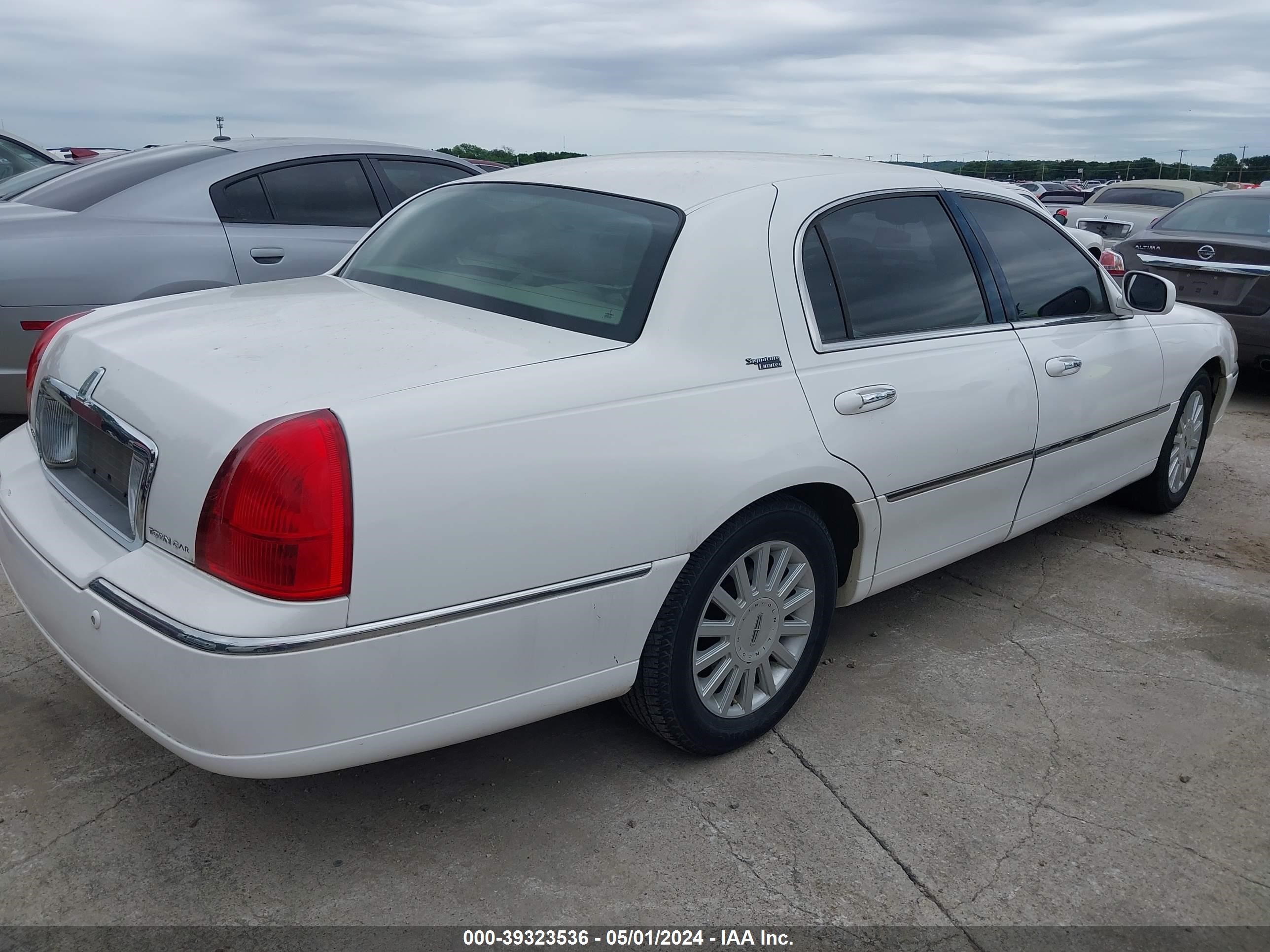 Photo 3 VIN: 1LNHM82W15Y650158 - LINCOLN TOWN CAR 