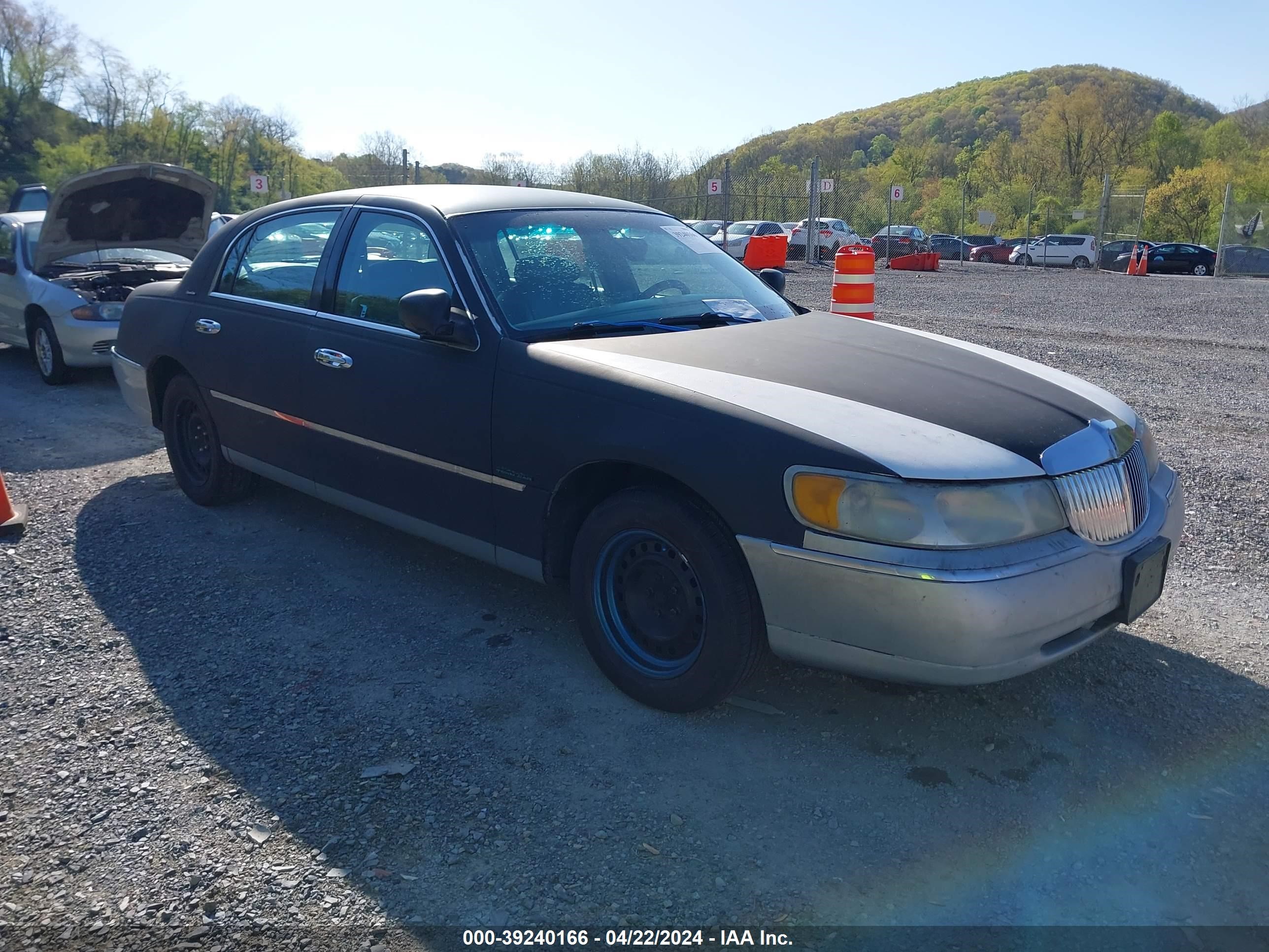 Photo 0 VIN: 1LNHM82W1XY621696 - LINCOLN TOWN CAR 