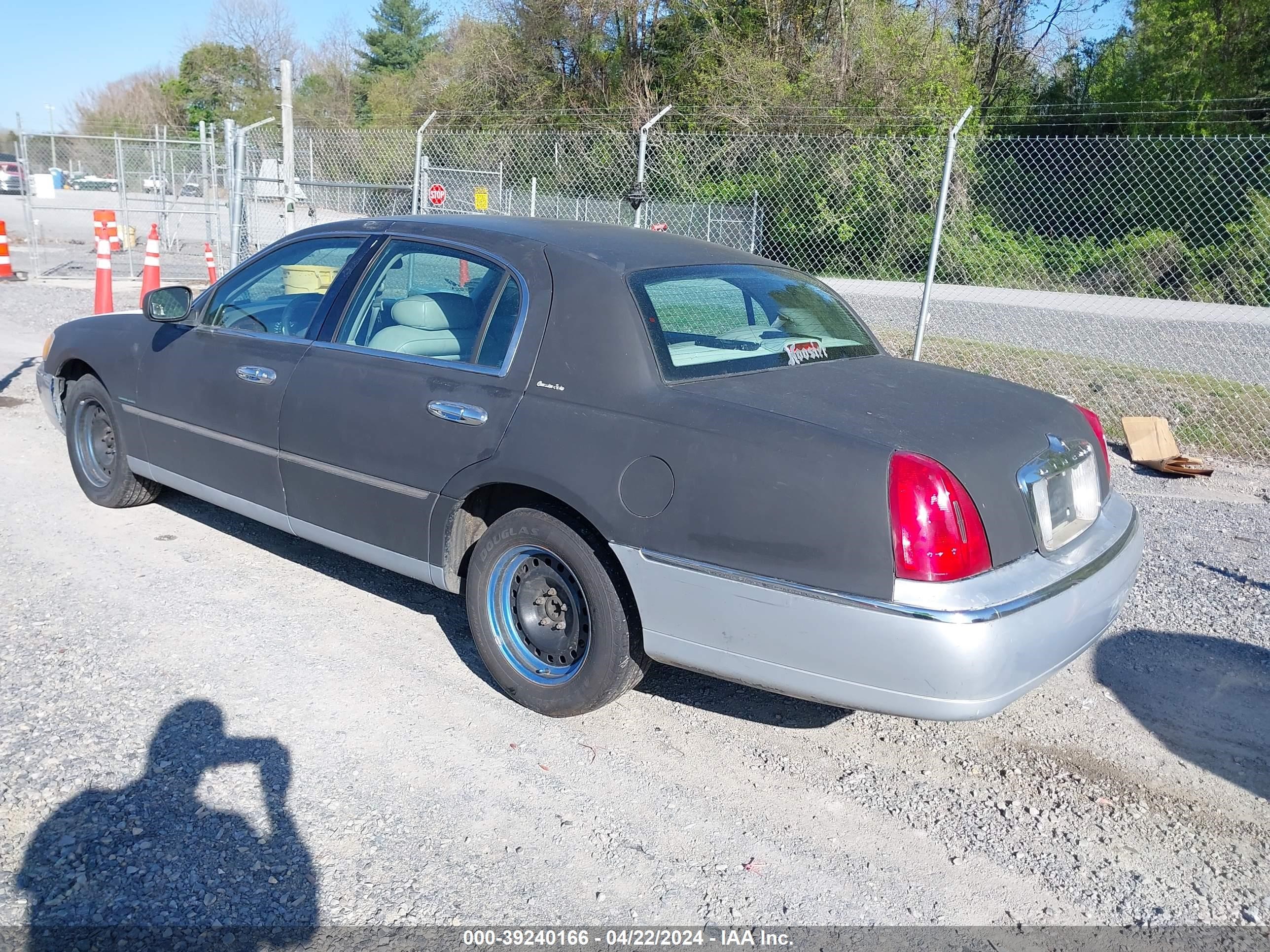 Photo 2 VIN: 1LNHM82W1XY621696 - LINCOLN TOWN CAR 