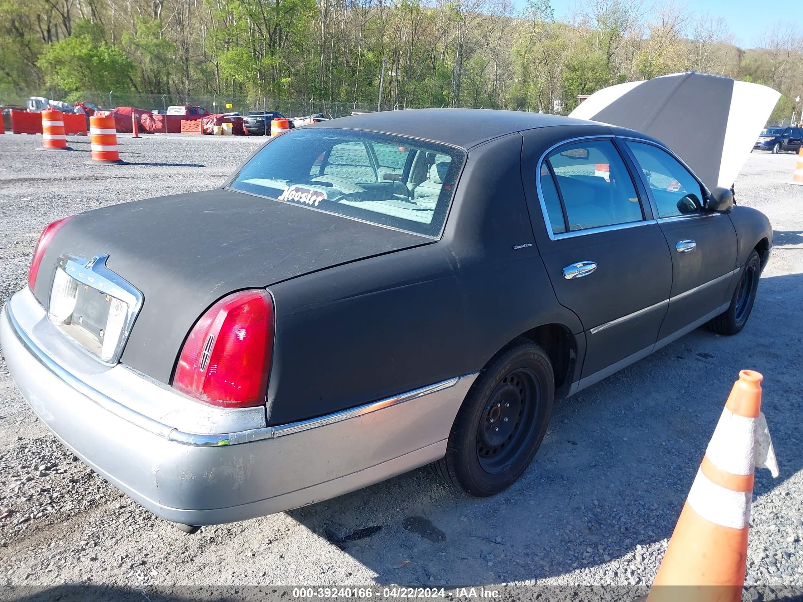 Photo 3 VIN: 1LNHM82W1XY621696 - LINCOLN TOWN CAR 