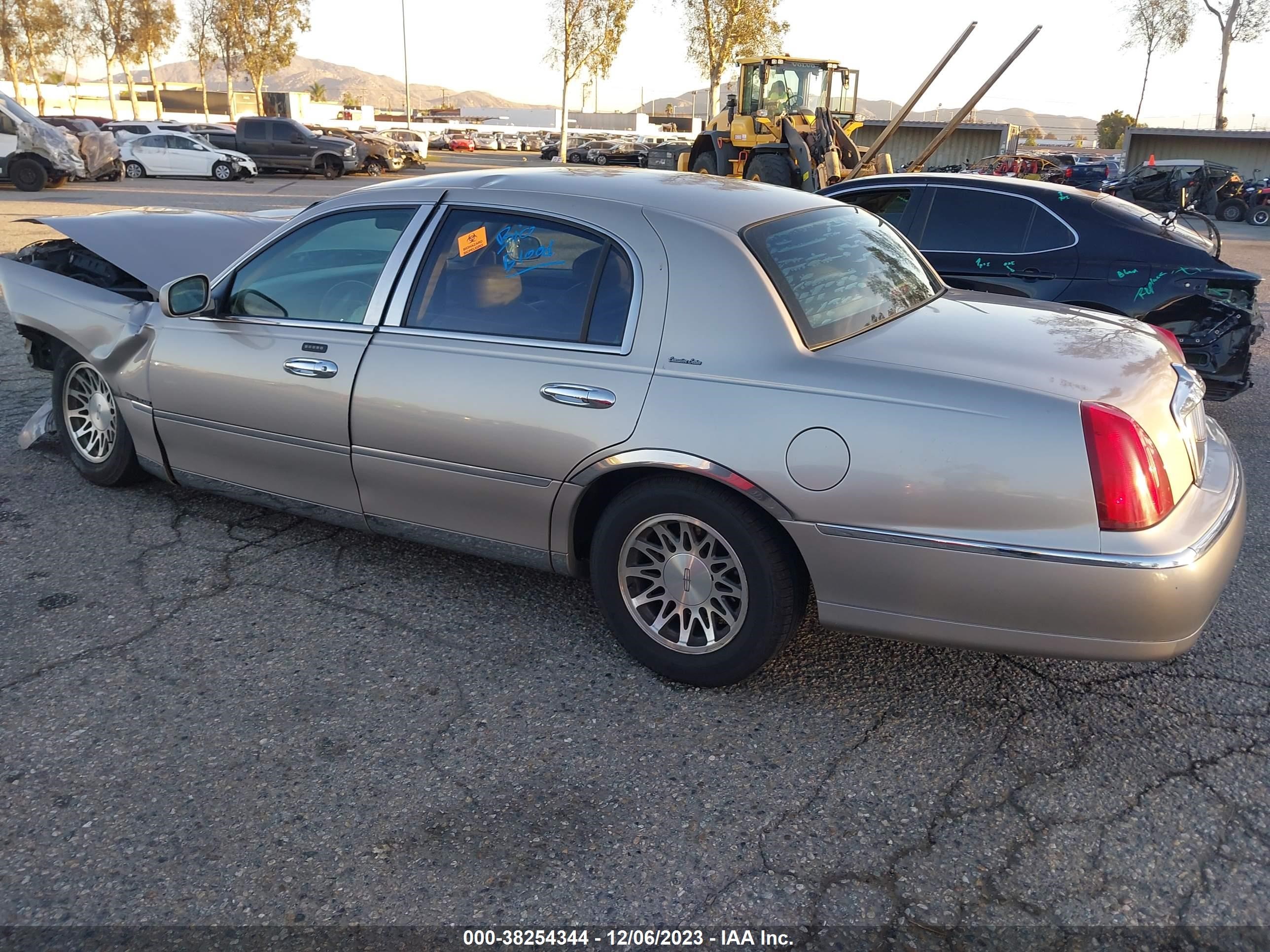 Photo 13 VIN: 1LNHM82W21Y715285 - LINCOLN TOWN CAR 