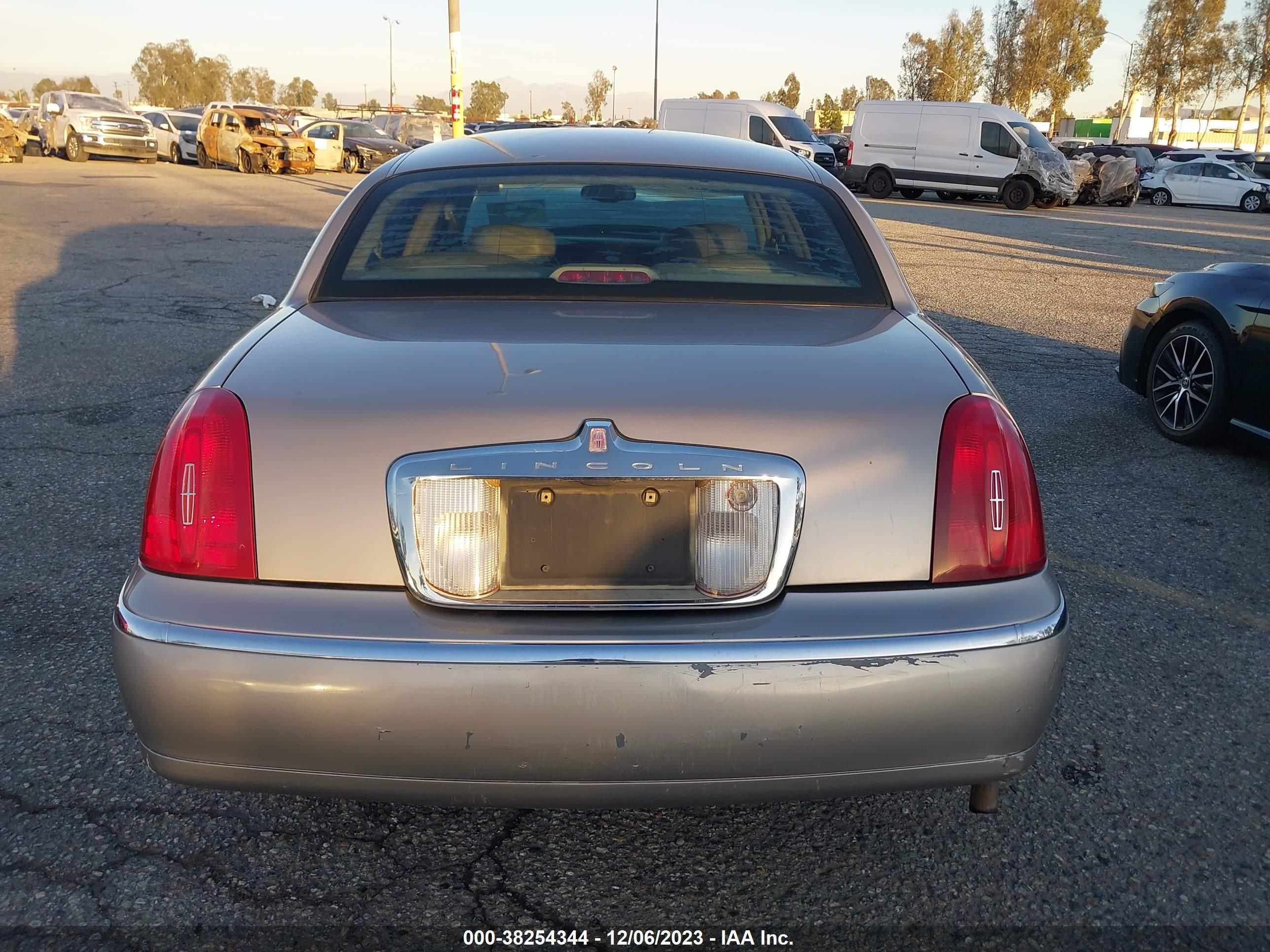 Photo 15 VIN: 1LNHM82W21Y715285 - LINCOLN TOWN CAR 