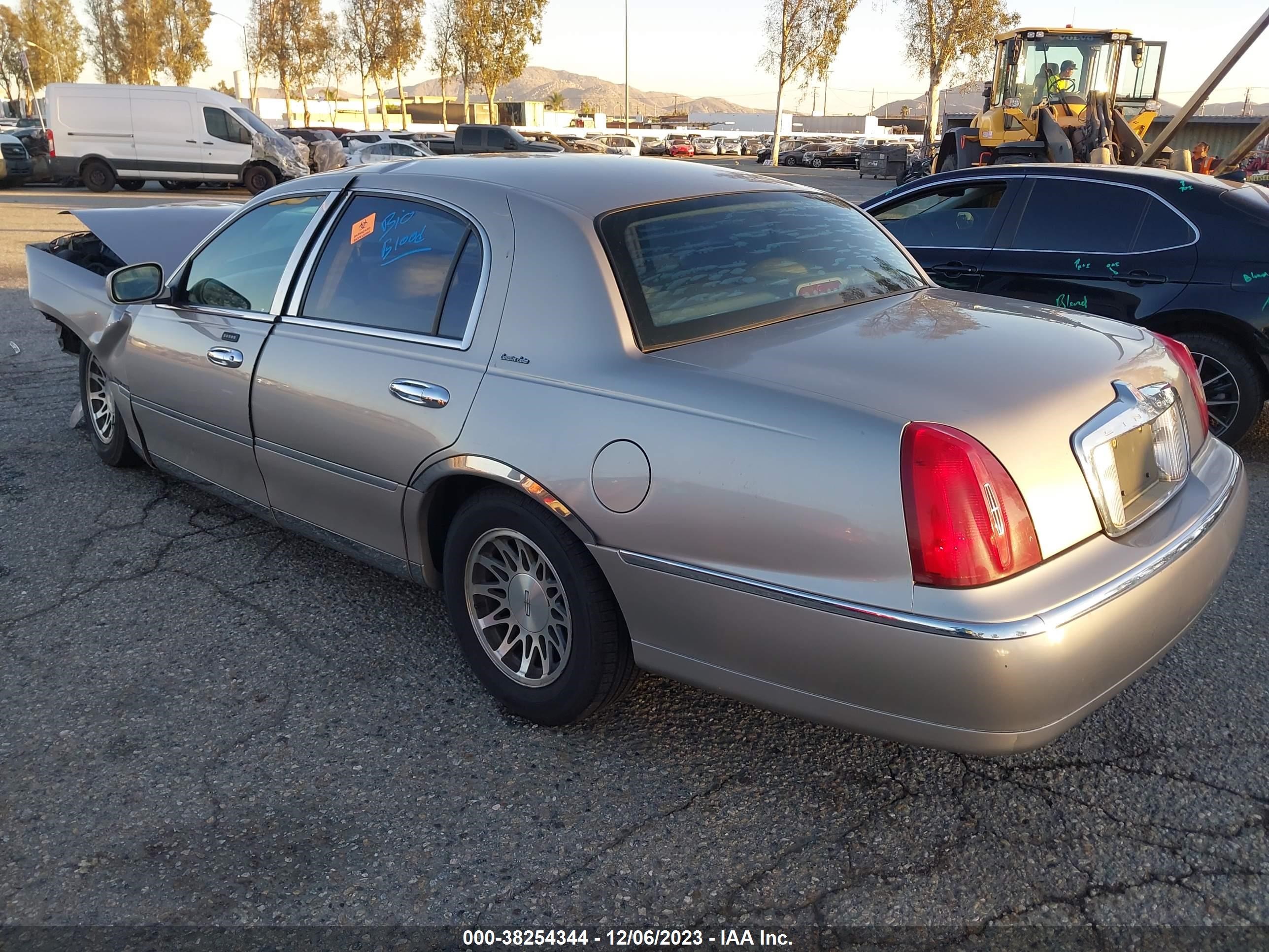 Photo 2 VIN: 1LNHM82W21Y715285 - LINCOLN TOWN CAR 