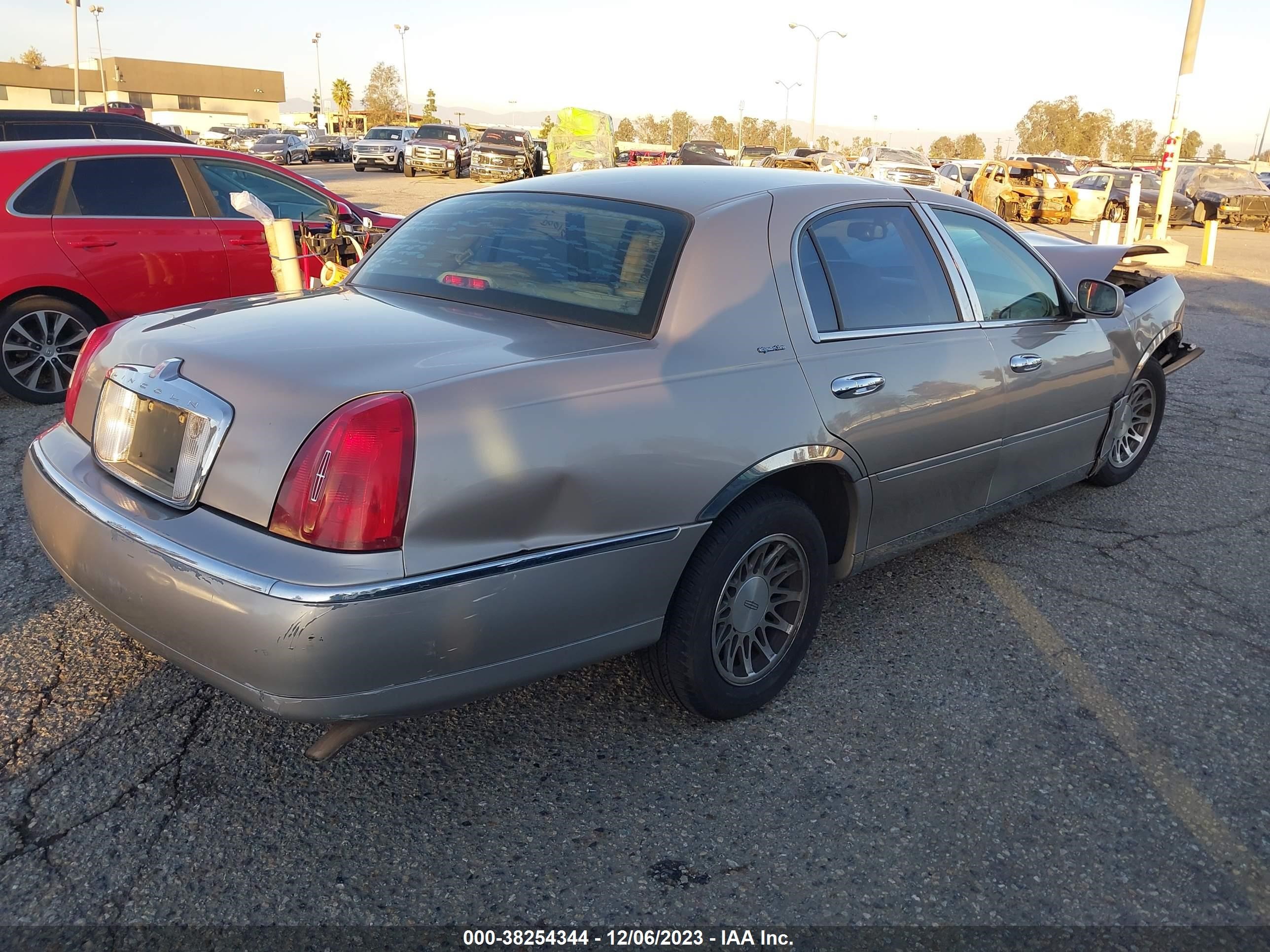 Photo 3 VIN: 1LNHM82W21Y715285 - LINCOLN TOWN CAR 