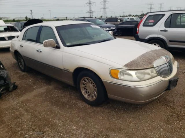 Photo 3 VIN: 1LNHM82W21Y722947 - LINCOLN TOWN CAR S 