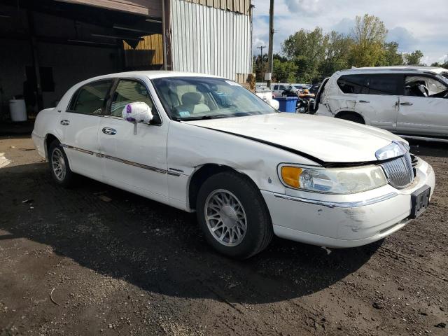 Photo 3 VIN: 1LNHM82W22Y641836 - LINCOLN TOWN CAR S 