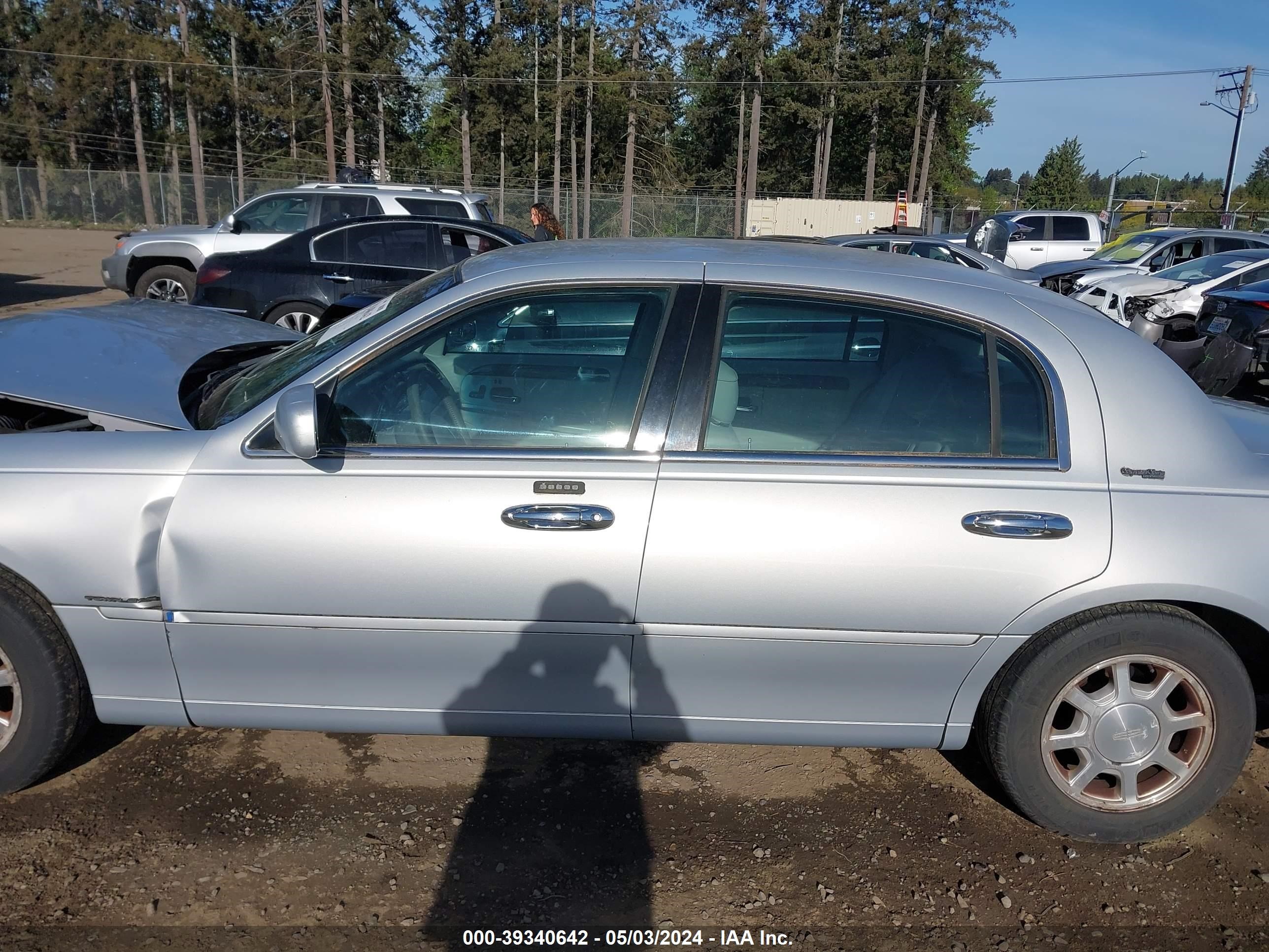 Photo 13 VIN: 1LNHM82W22Y644218 - LINCOLN TOWN CAR 