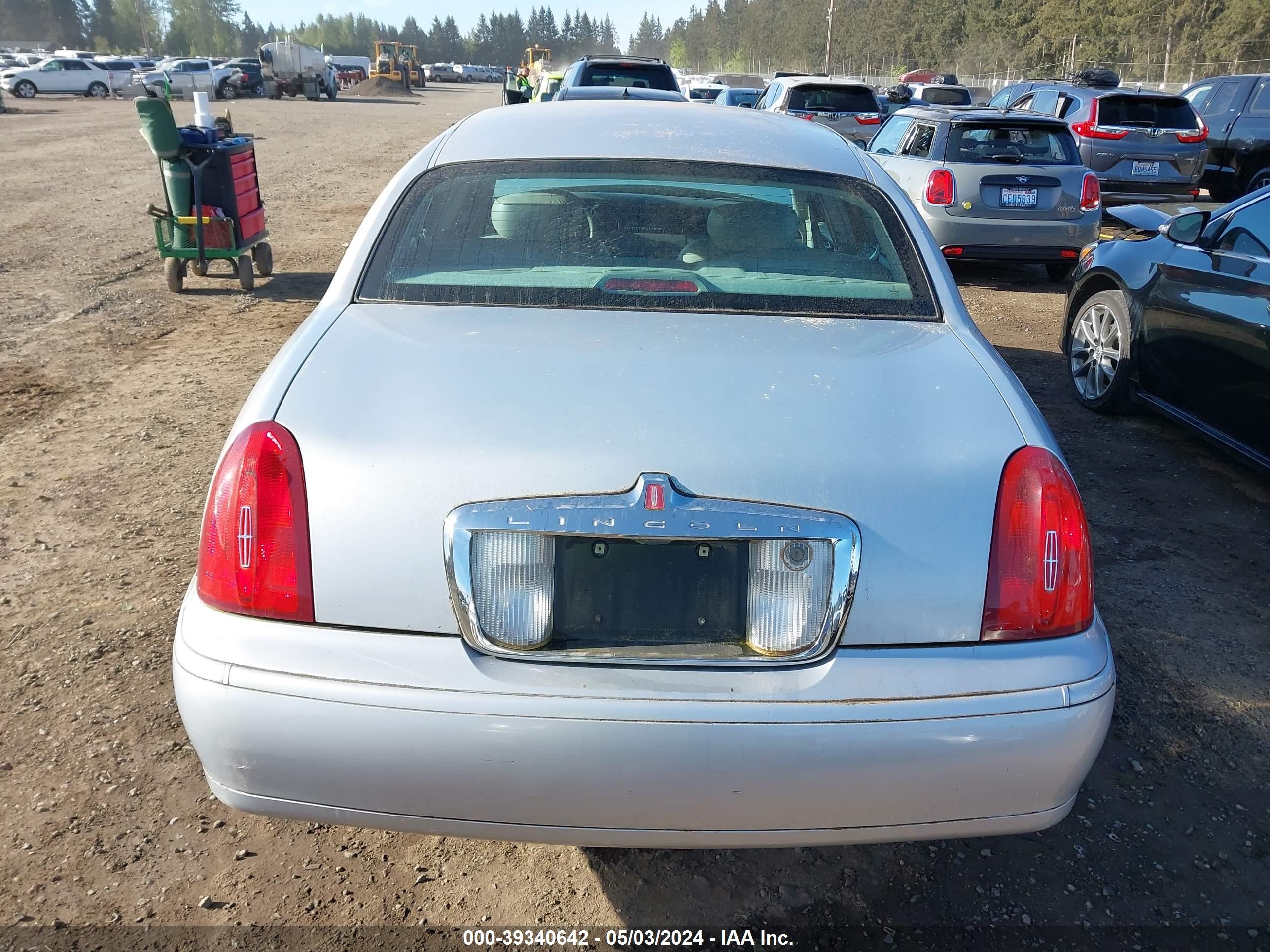 Photo 15 VIN: 1LNHM82W22Y644218 - LINCOLN TOWN CAR 