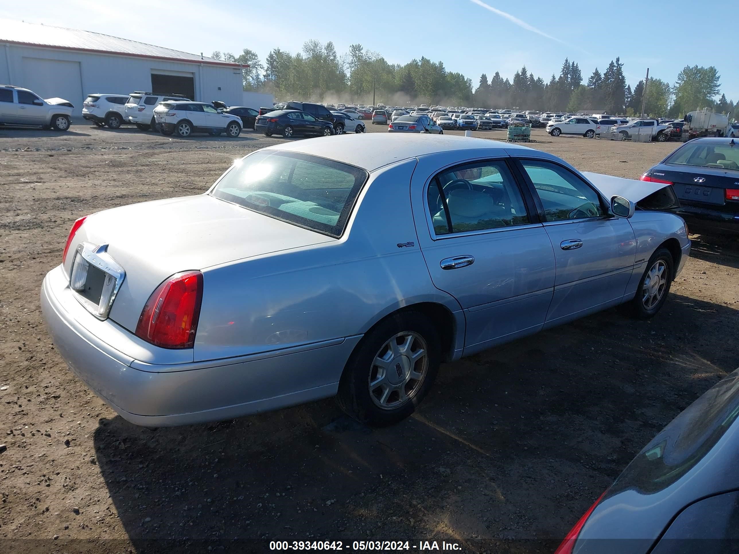 Photo 3 VIN: 1LNHM82W22Y644218 - LINCOLN TOWN CAR 