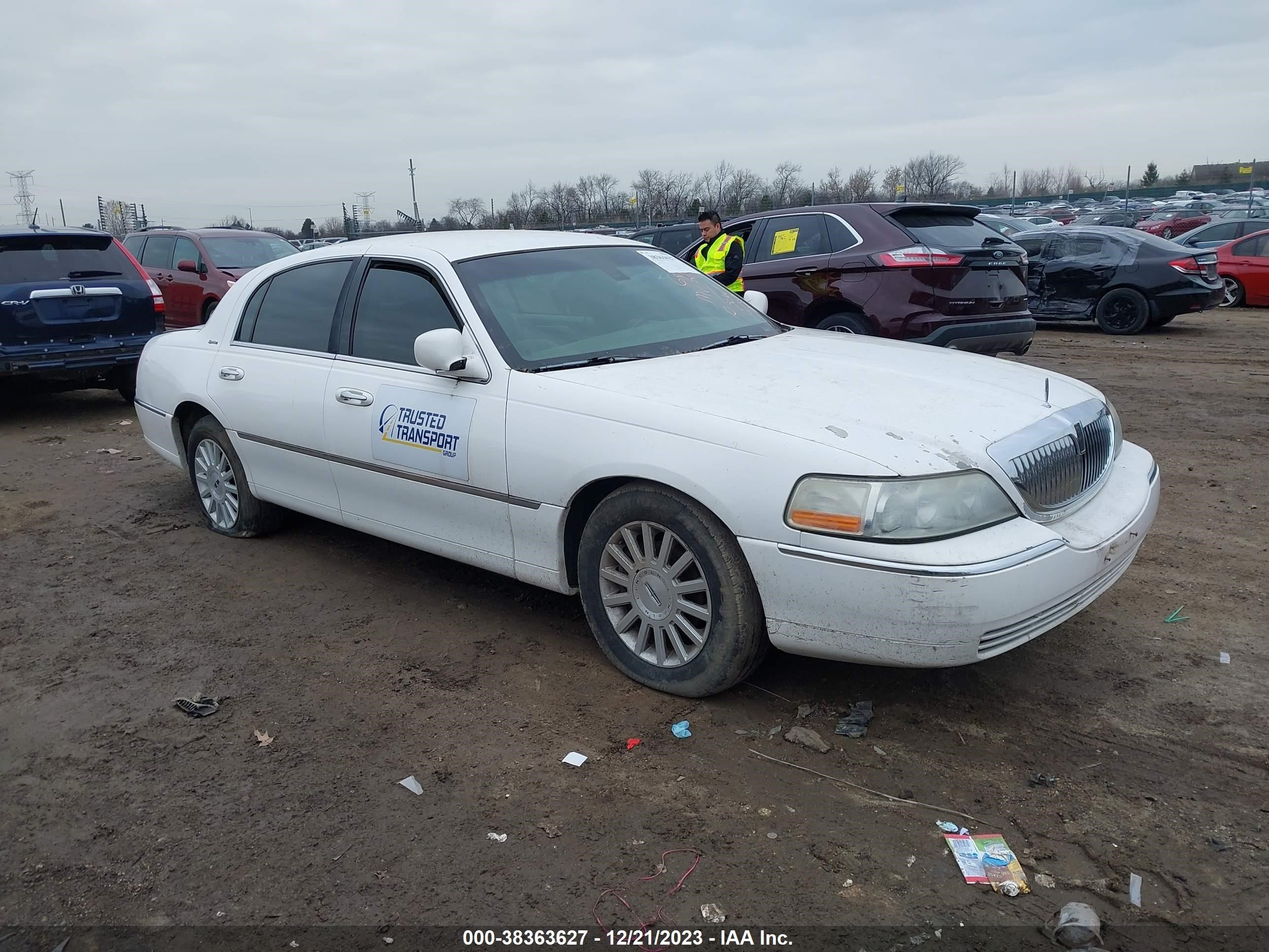 Photo 0 VIN: 1LNHM82W23Y682842 - LINCOLN TOWN CAR 