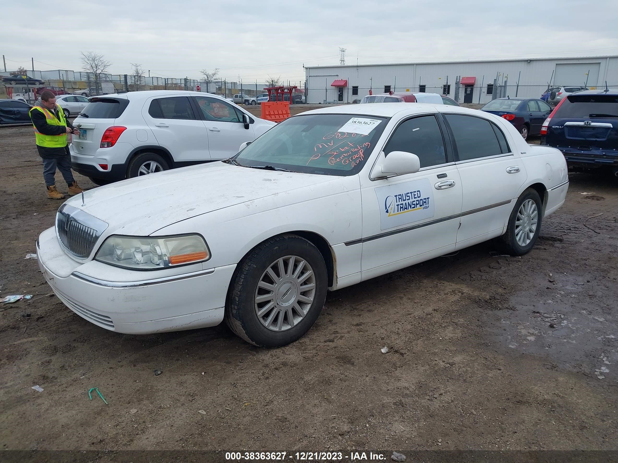 Photo 1 VIN: 1LNHM82W23Y682842 - LINCOLN TOWN CAR 