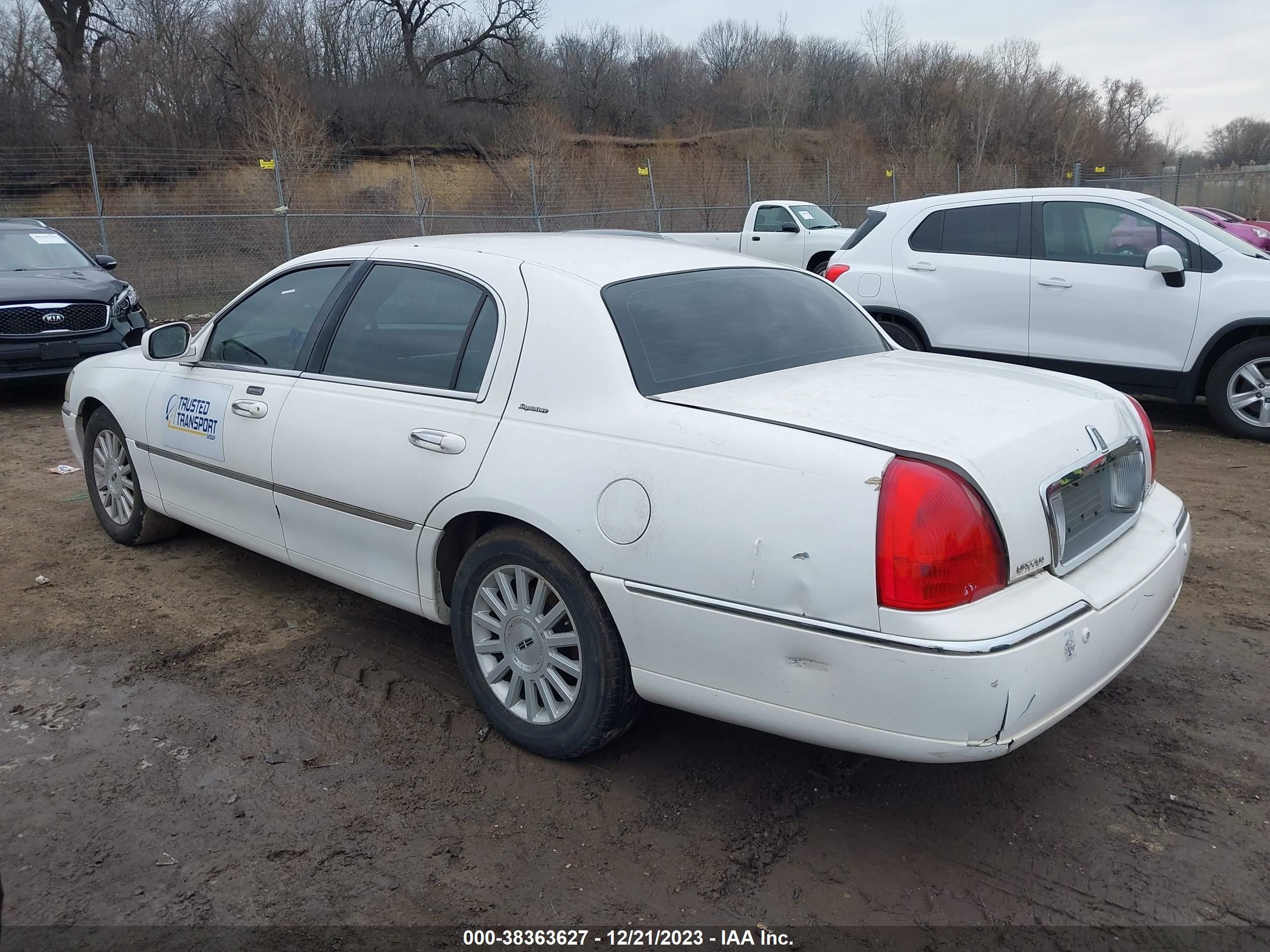 Photo 2 VIN: 1LNHM82W23Y682842 - LINCOLN TOWN CAR 