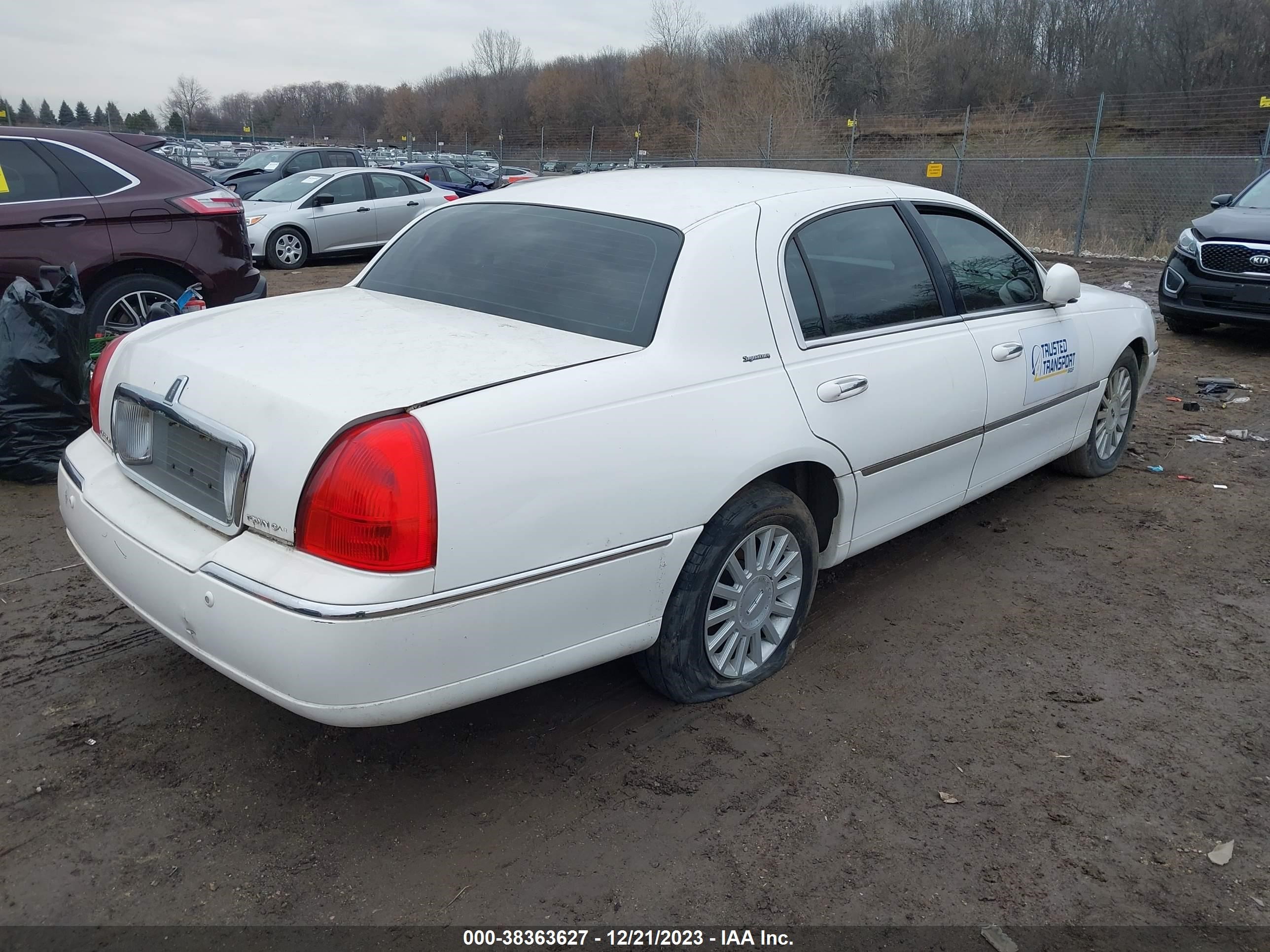 Photo 3 VIN: 1LNHM82W23Y682842 - LINCOLN TOWN CAR 