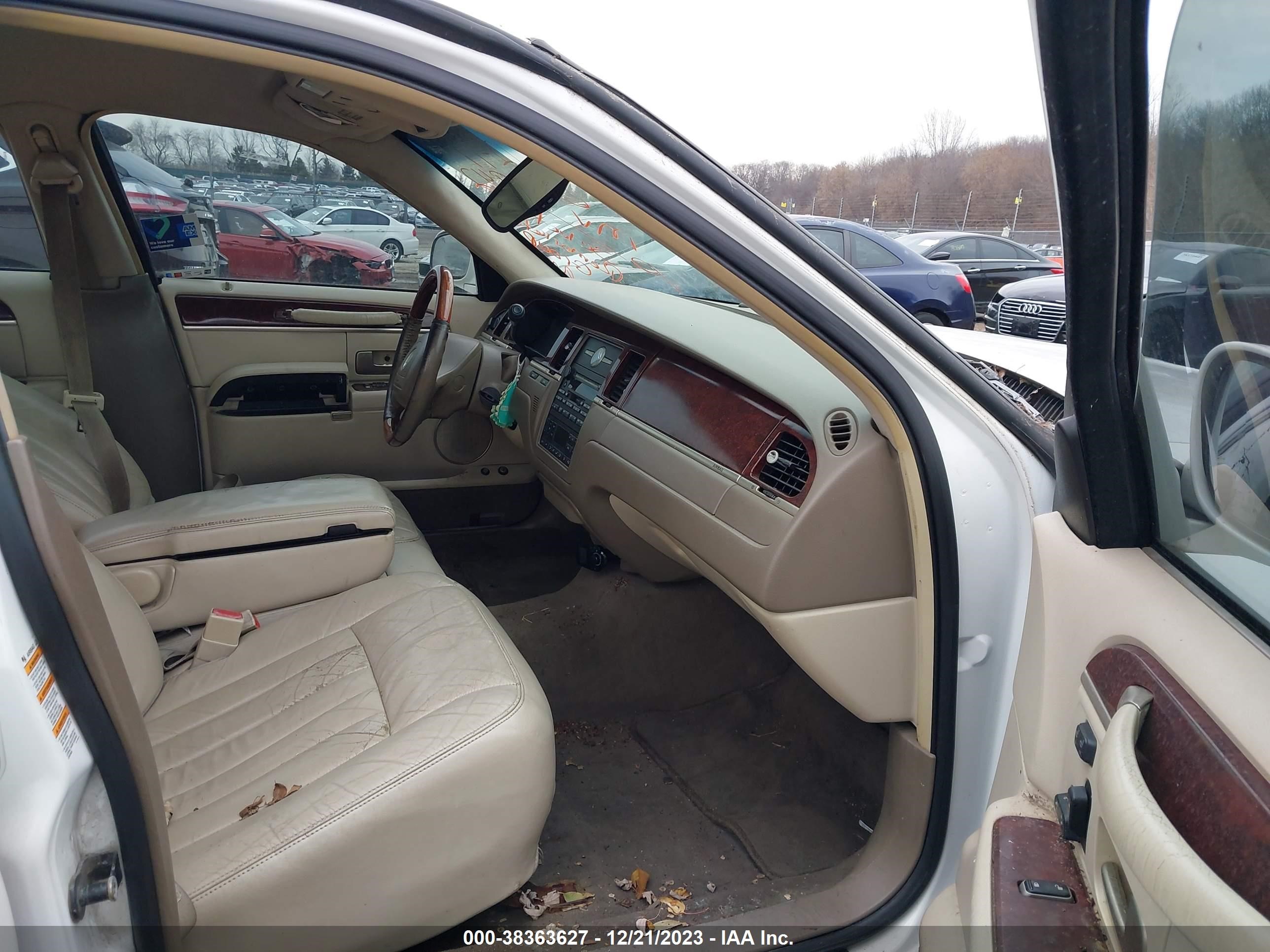 Photo 4 VIN: 1LNHM82W23Y682842 - LINCOLN TOWN CAR 