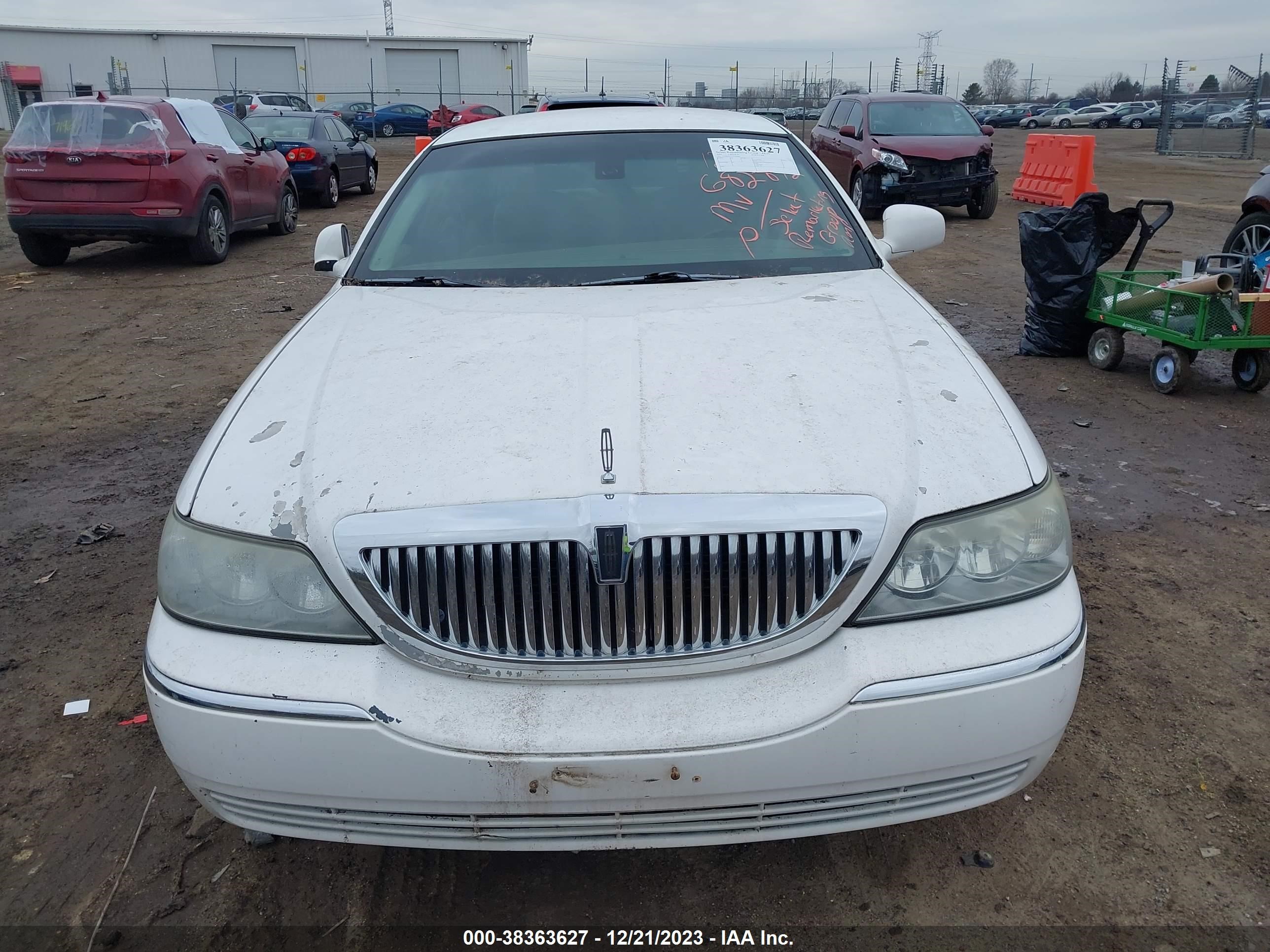 Photo 5 VIN: 1LNHM82W23Y682842 - LINCOLN TOWN CAR 