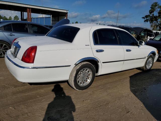 Photo 2 VIN: 1LNHM82W2XY615874 - LINCOLN TOWN CAR S 