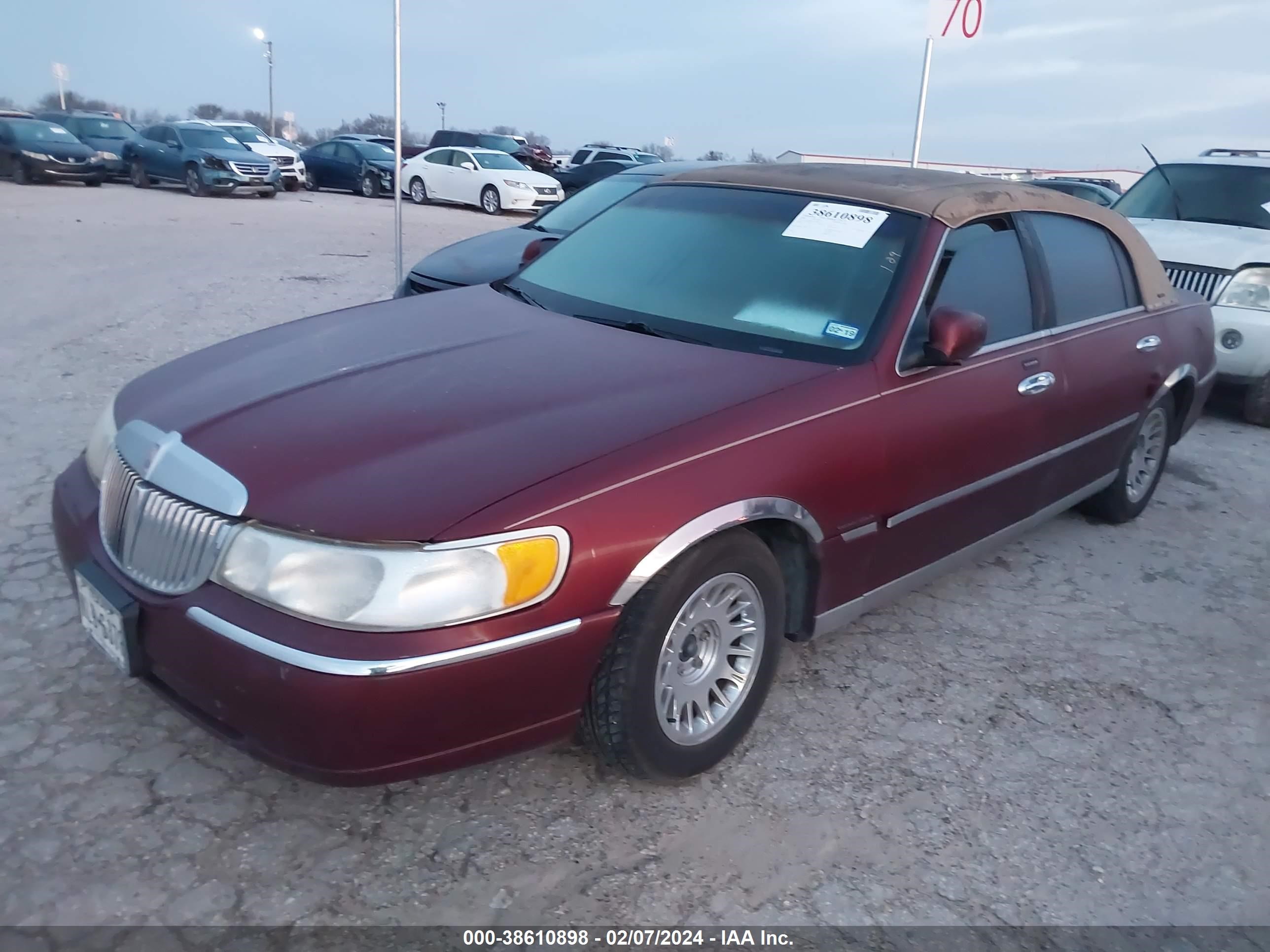 Photo 1 VIN: 1LNHM82W2YY802291 - LINCOLN TOWN CAR 