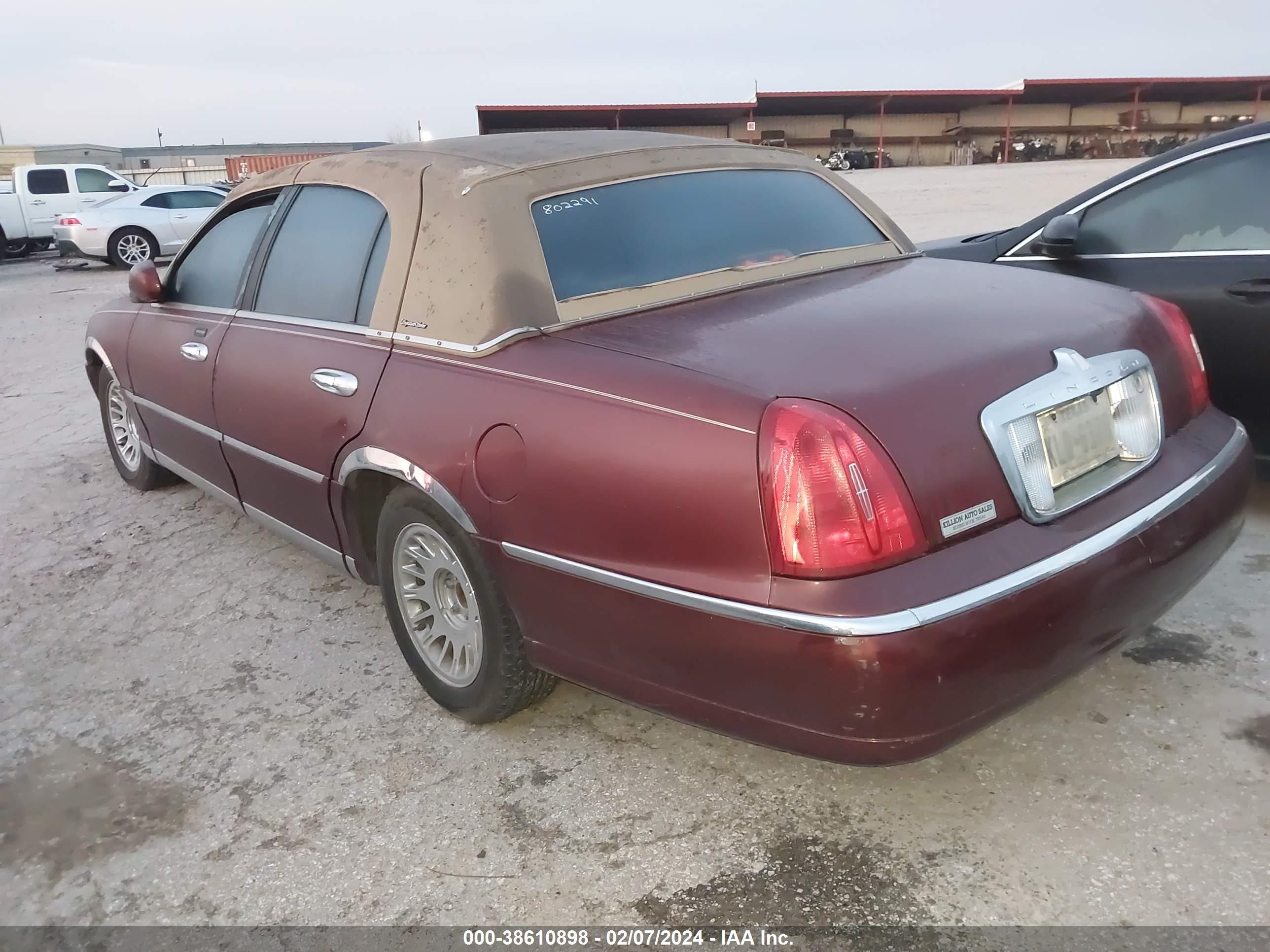 Photo 2 VIN: 1LNHM82W2YY802291 - LINCOLN TOWN CAR 