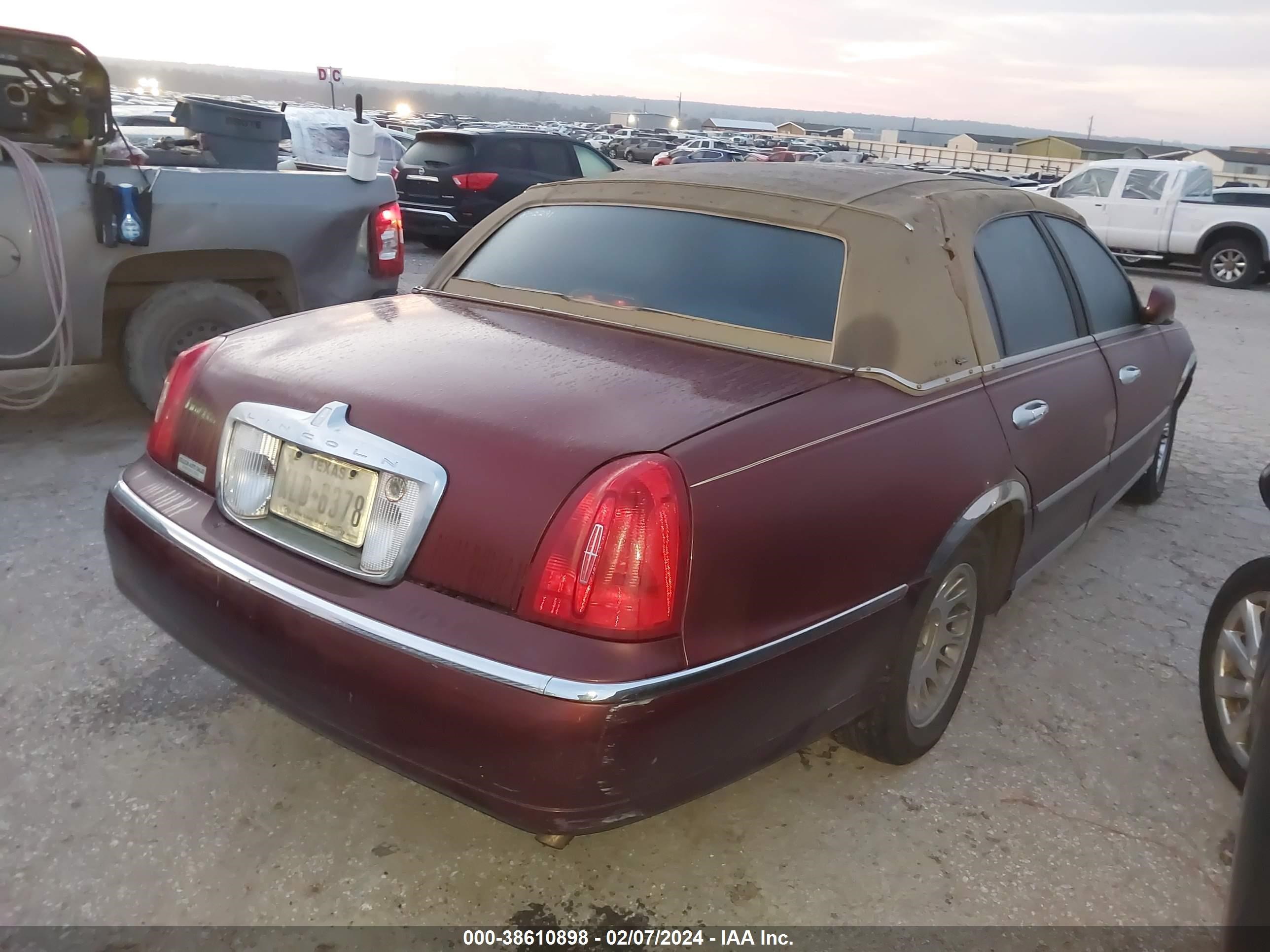 Photo 3 VIN: 1LNHM82W2YY802291 - LINCOLN TOWN CAR 