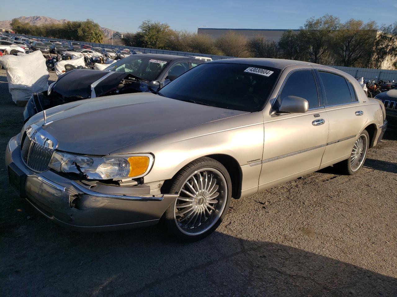 Photo 0 VIN: 1LNHM82W2YY843858 - LINCOLN TOWN CAR 