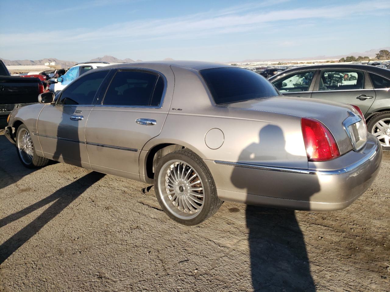 Photo 1 VIN: 1LNHM82W2YY843858 - LINCOLN TOWN CAR 