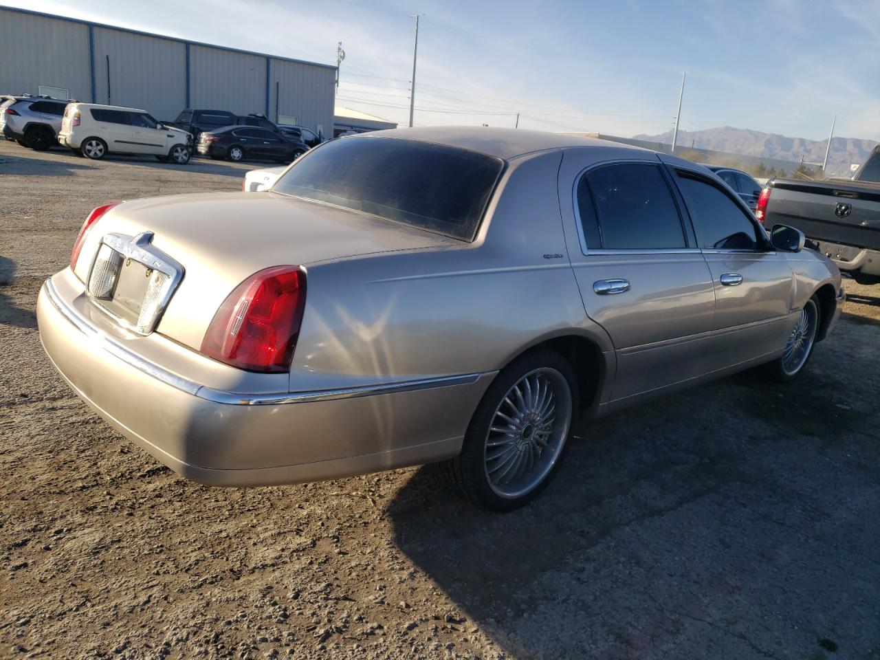 Photo 2 VIN: 1LNHM82W2YY843858 - LINCOLN TOWN CAR 