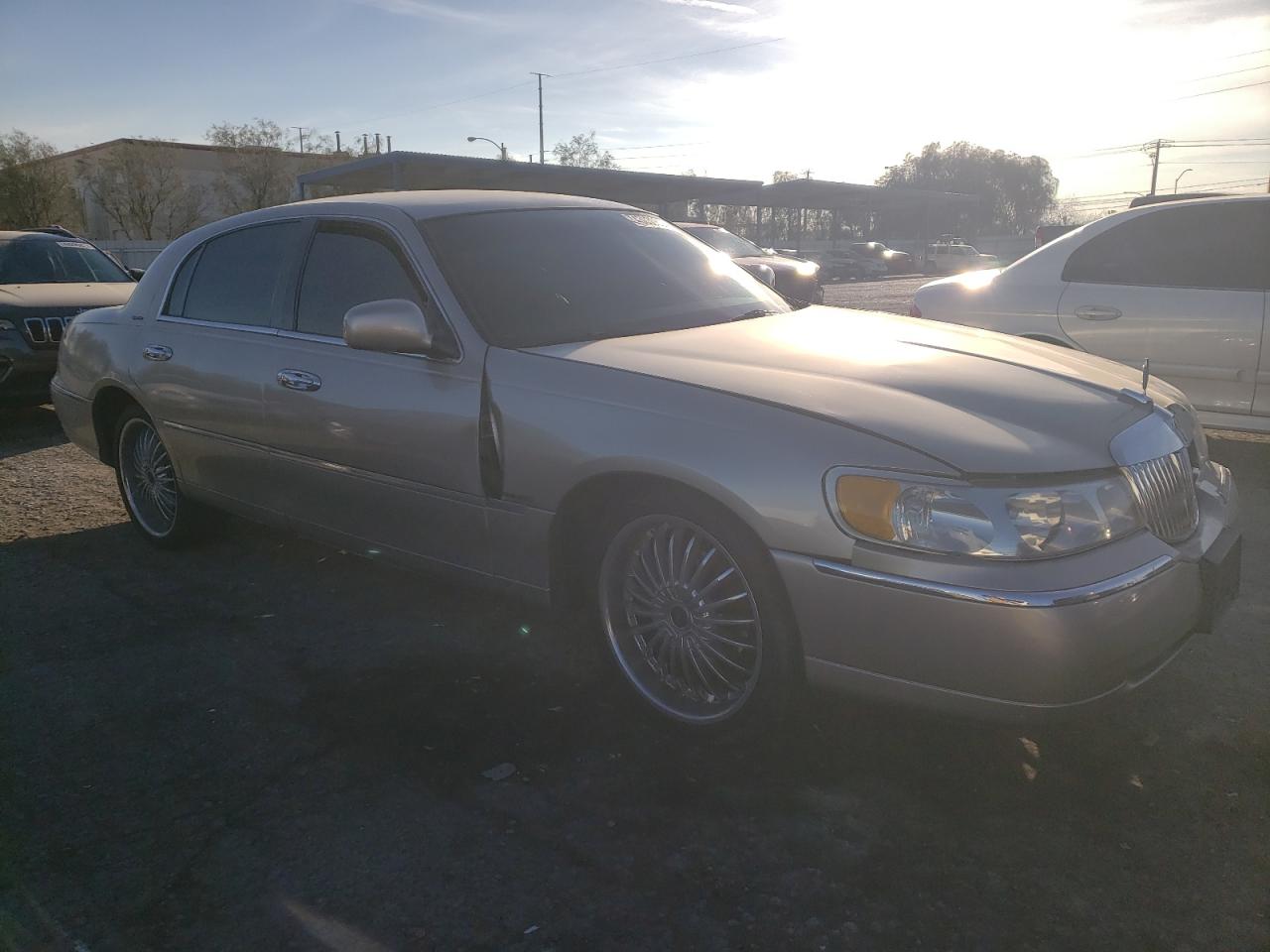 Photo 3 VIN: 1LNHM82W2YY843858 - LINCOLN TOWN CAR 