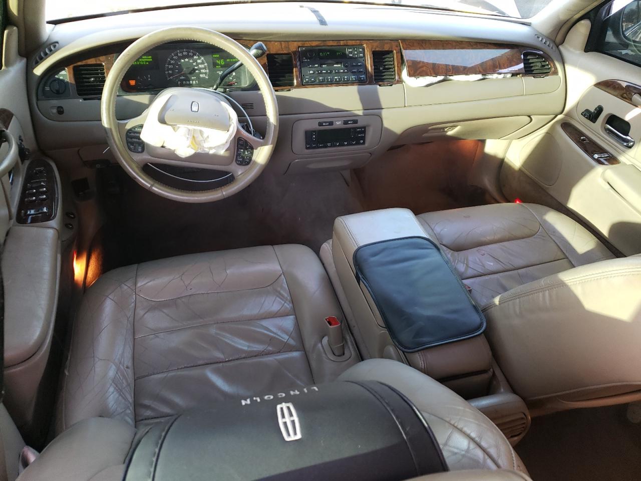 Photo 7 VIN: 1LNHM82W2YY843858 - LINCOLN TOWN CAR 