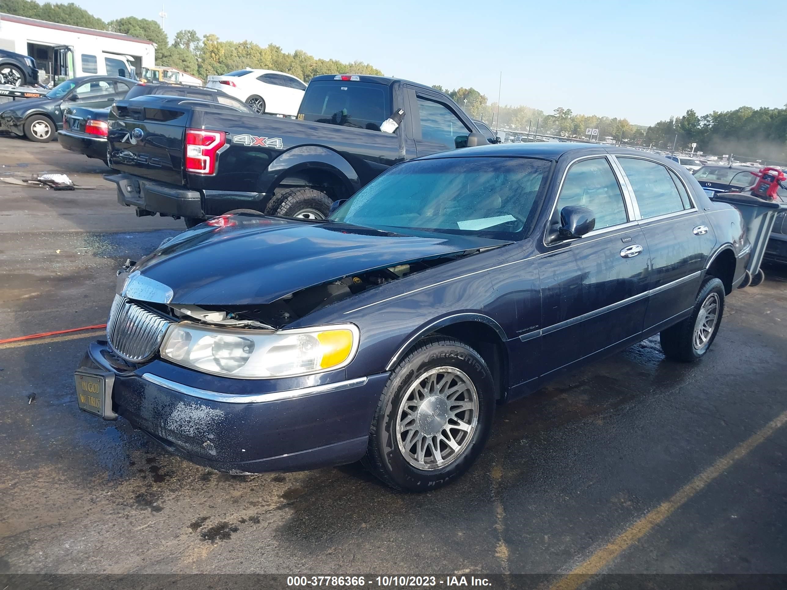 Photo 1 VIN: 1LNHM82W2YY875757 - LINCOLN TOWN CAR 