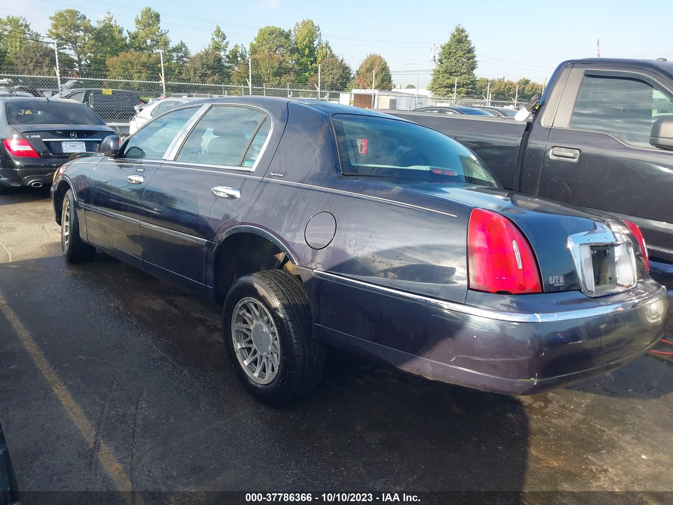 Photo 13 VIN: 1LNHM82W2YY875757 - LINCOLN TOWN CAR 