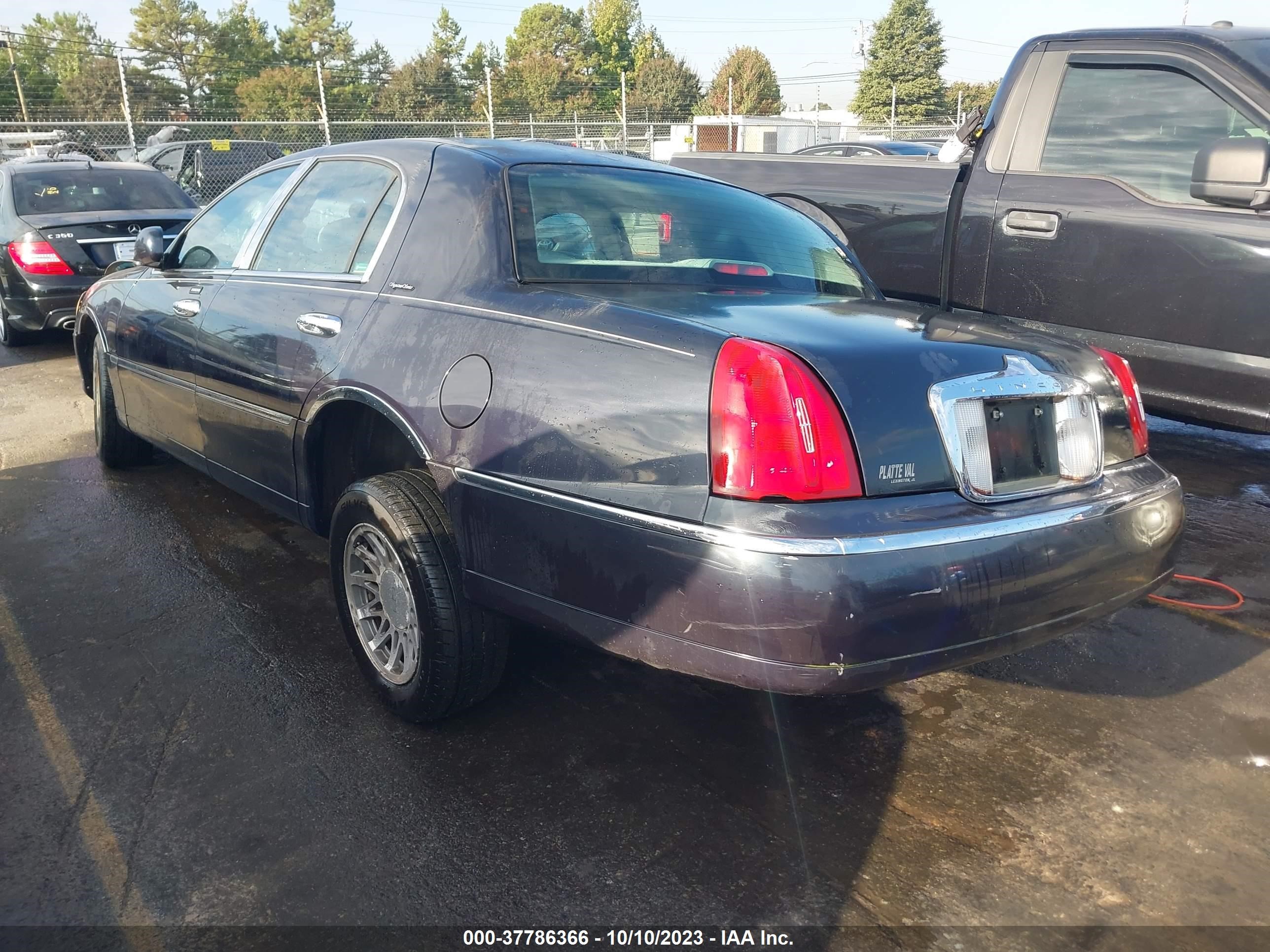 Photo 2 VIN: 1LNHM82W2YY875757 - LINCOLN TOWN CAR 