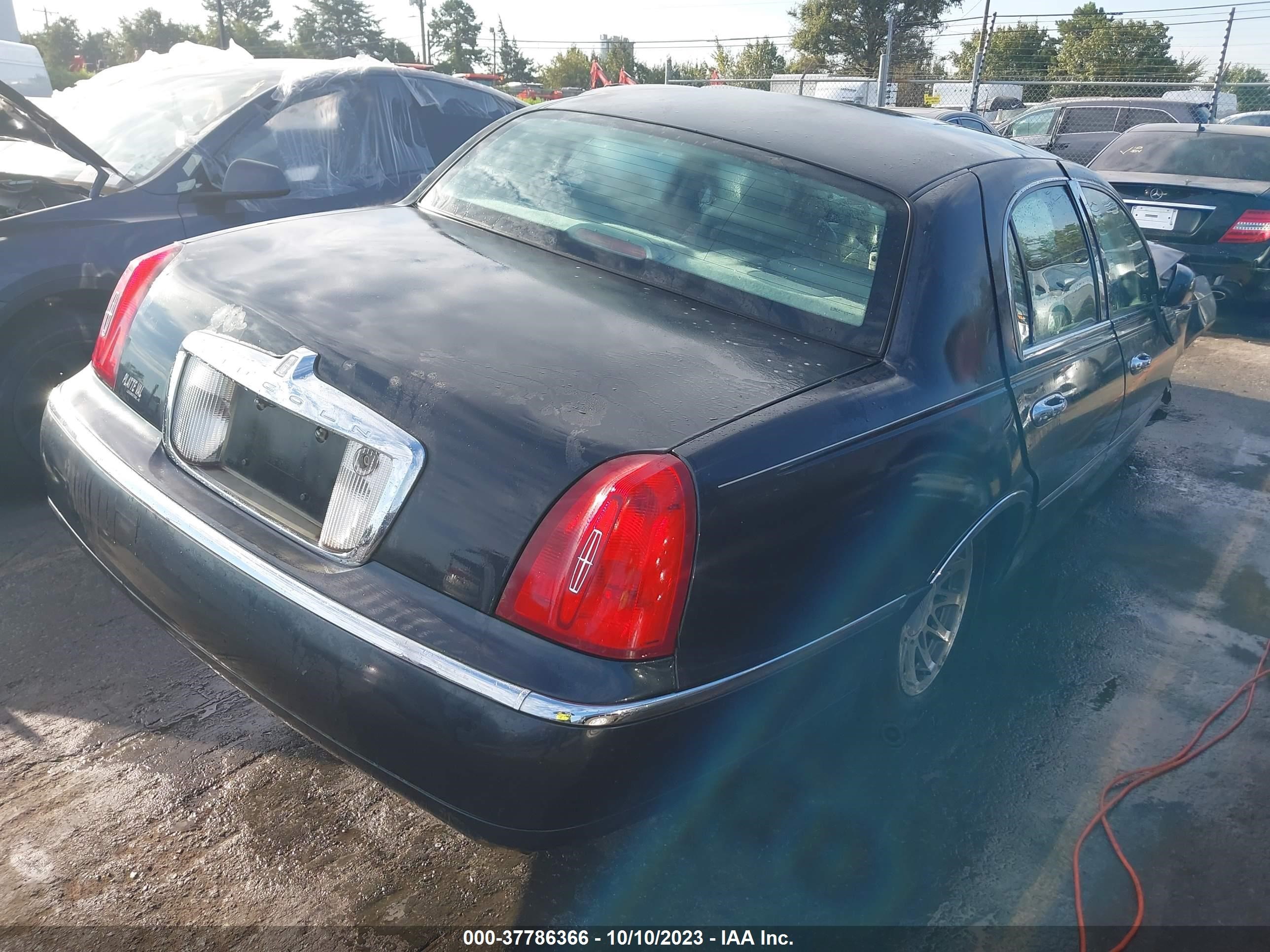 Photo 3 VIN: 1LNHM82W2YY875757 - LINCOLN TOWN CAR 