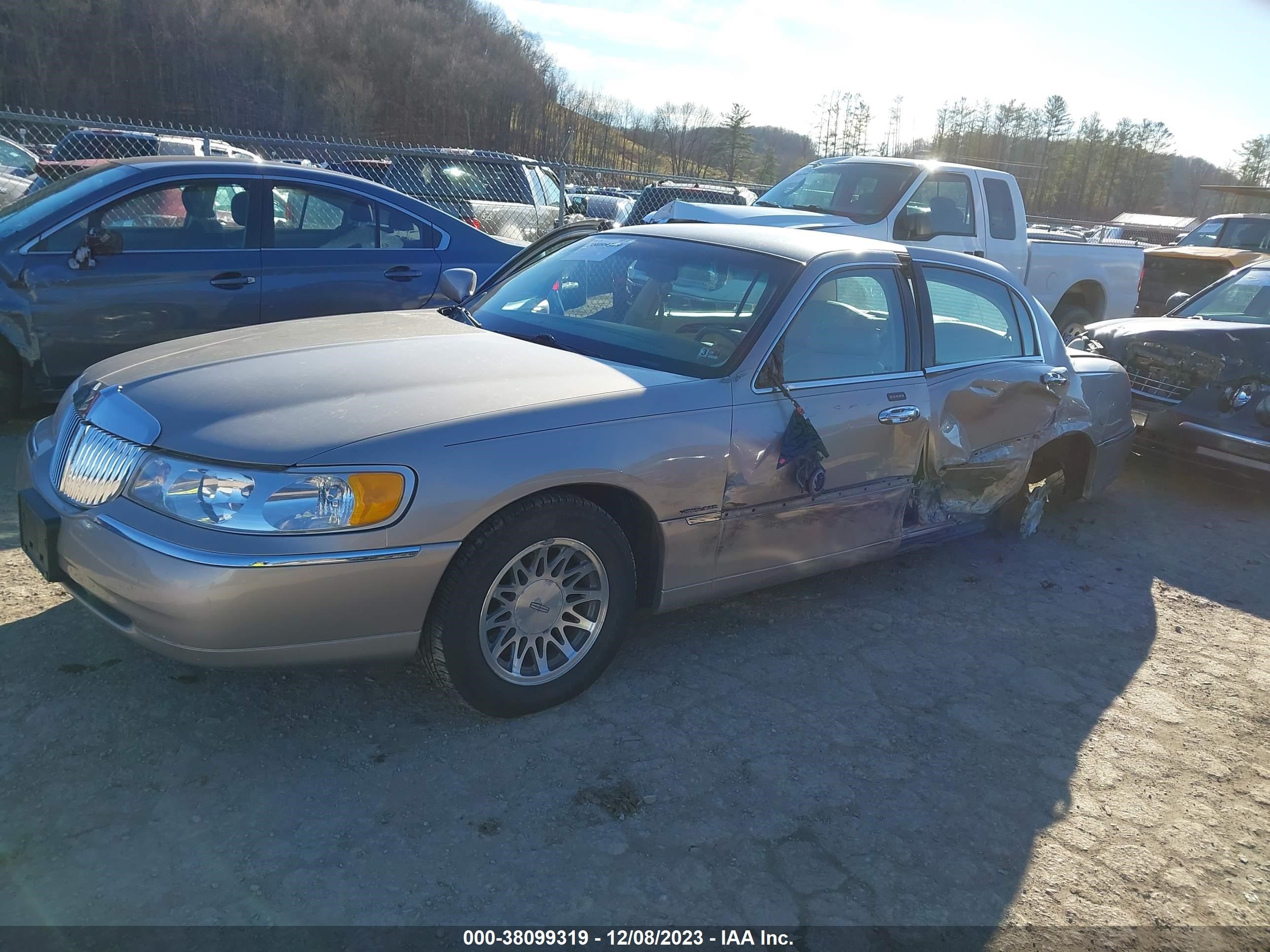 Photo 1 VIN: 1LNHM82W2YY894647 - LINCOLN TOWN CAR 