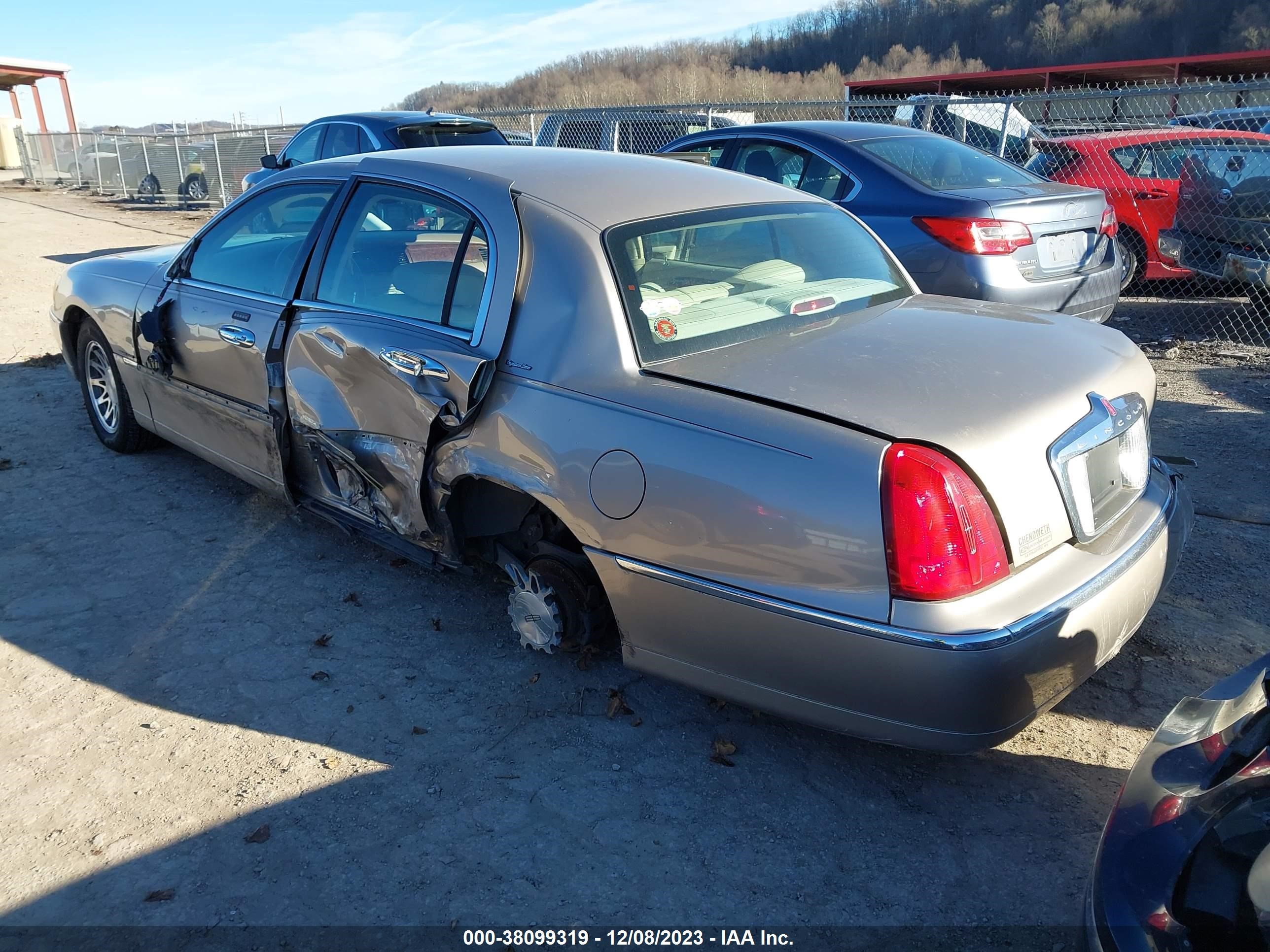 Photo 2 VIN: 1LNHM82W2YY894647 - LINCOLN TOWN CAR 