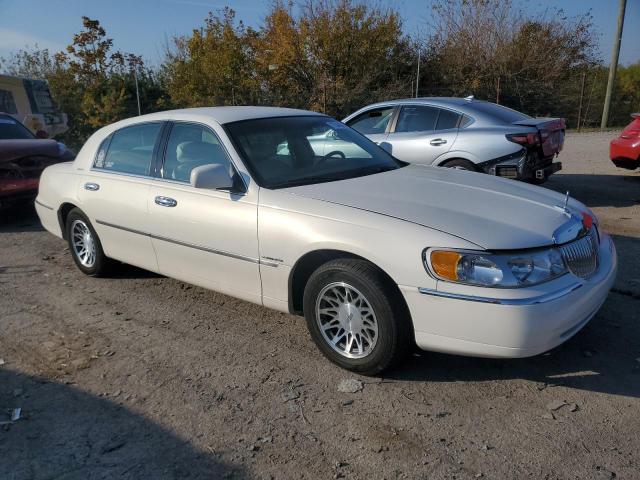 Photo 3 VIN: 1LNHM82W32Y662663 - LINCOLN TOWN CAR S 