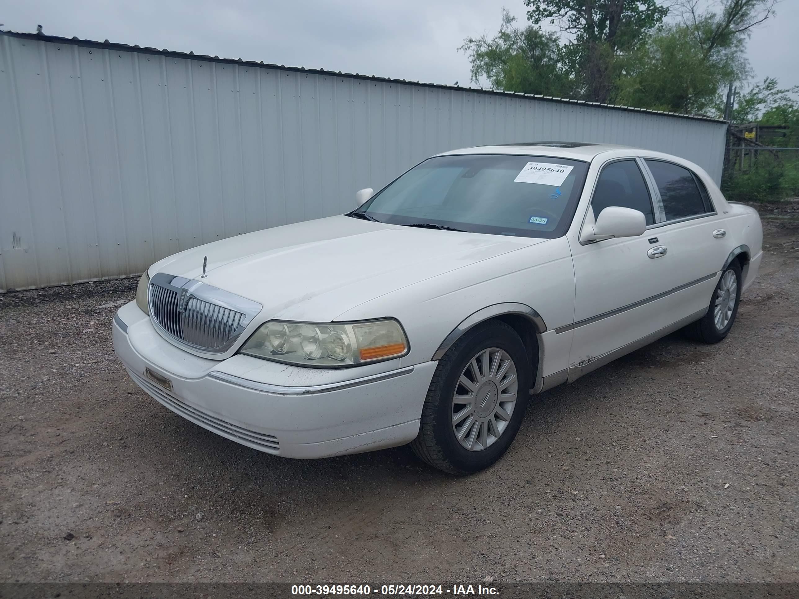 Photo 1 VIN: 1LNHM82W33Y608264 - LINCOLN TOWN CAR 