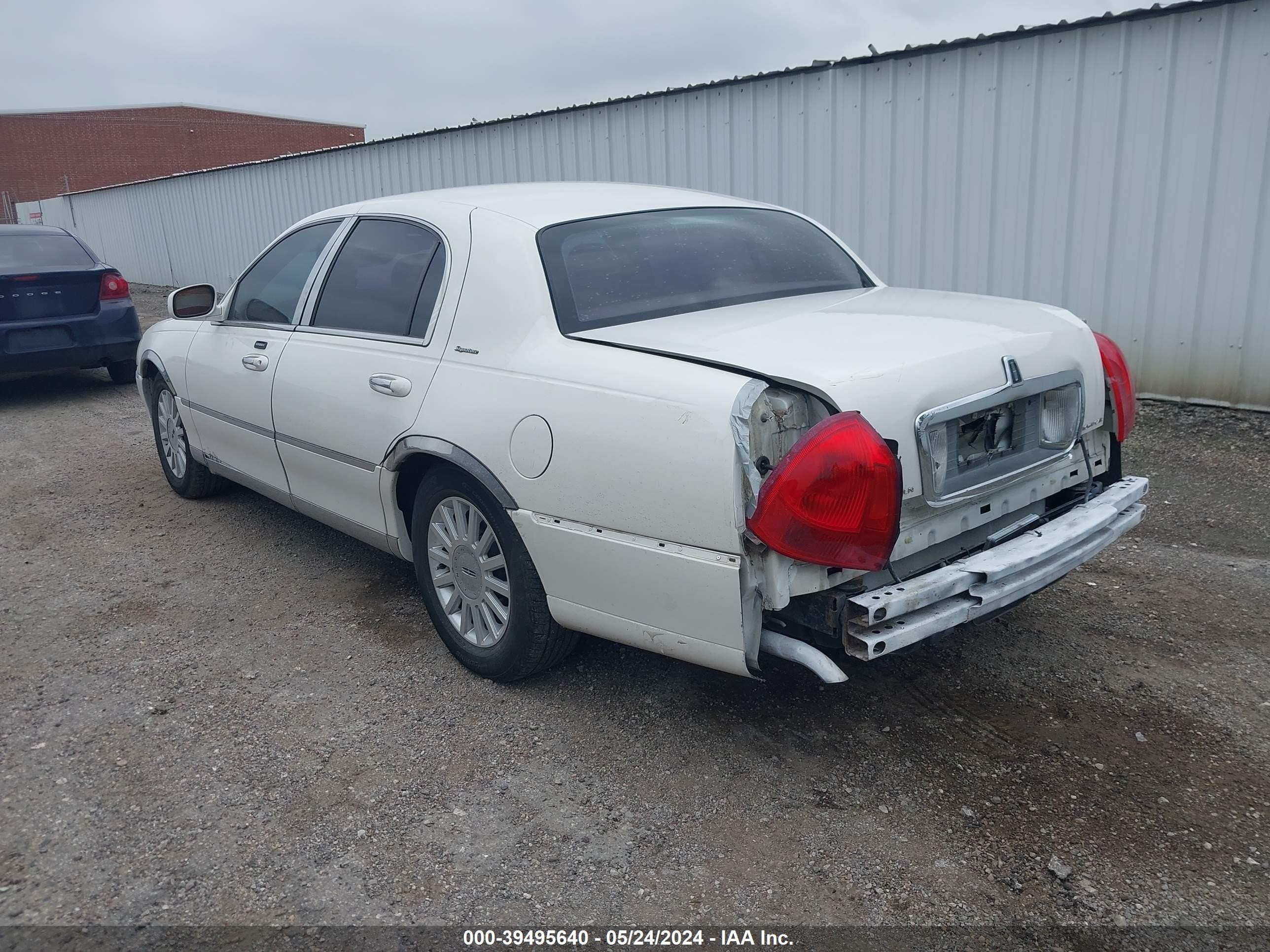 Photo 2 VIN: 1LNHM82W33Y608264 - LINCOLN TOWN CAR 