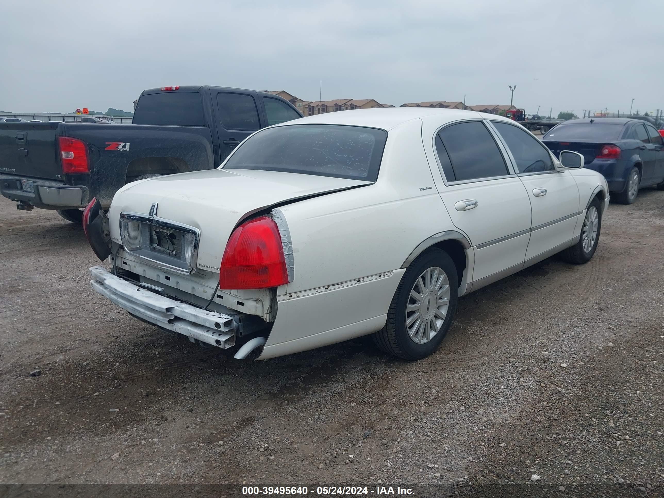 Photo 3 VIN: 1LNHM82W33Y608264 - LINCOLN TOWN CAR 