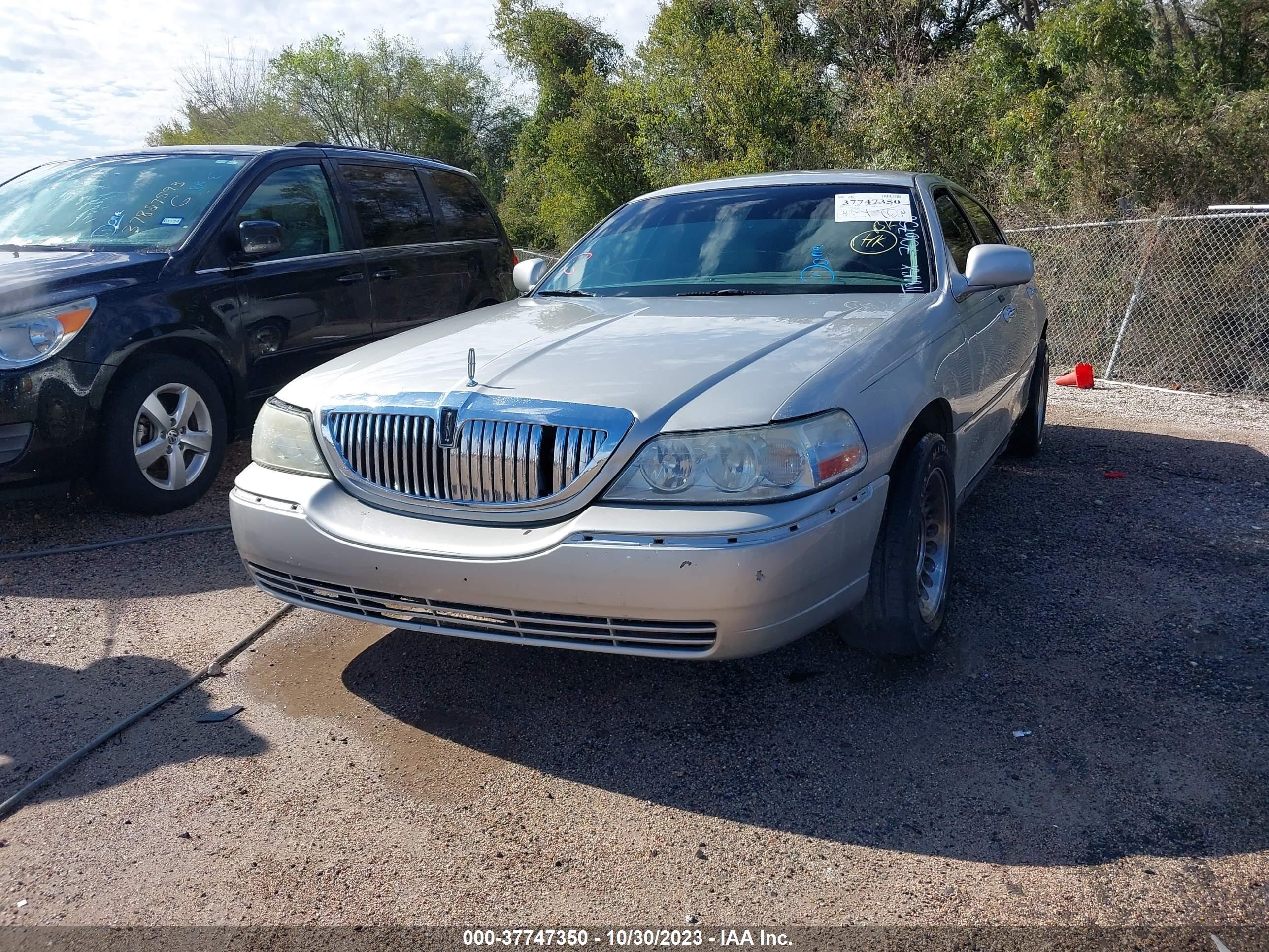 Photo 1 VIN: 1LNHM82W33Y706758 - LINCOLN TOWN CAR 