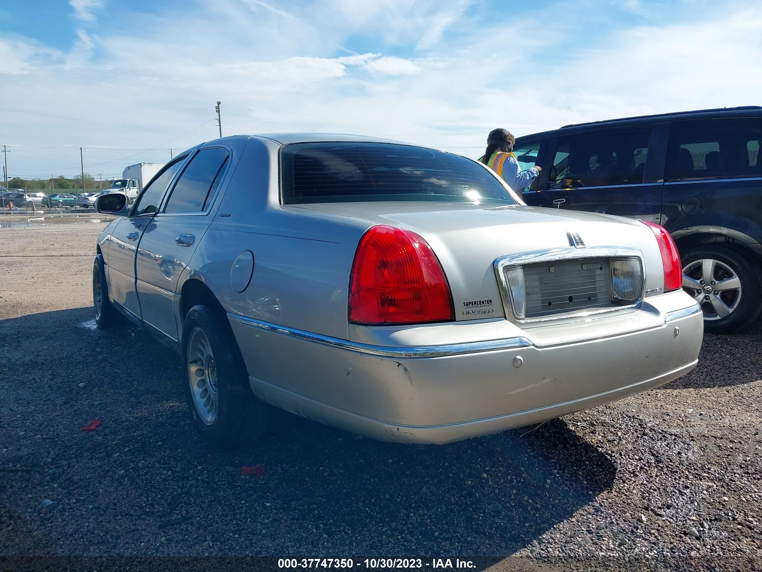 Photo 2 VIN: 1LNHM82W33Y706758 - LINCOLN TOWN CAR 