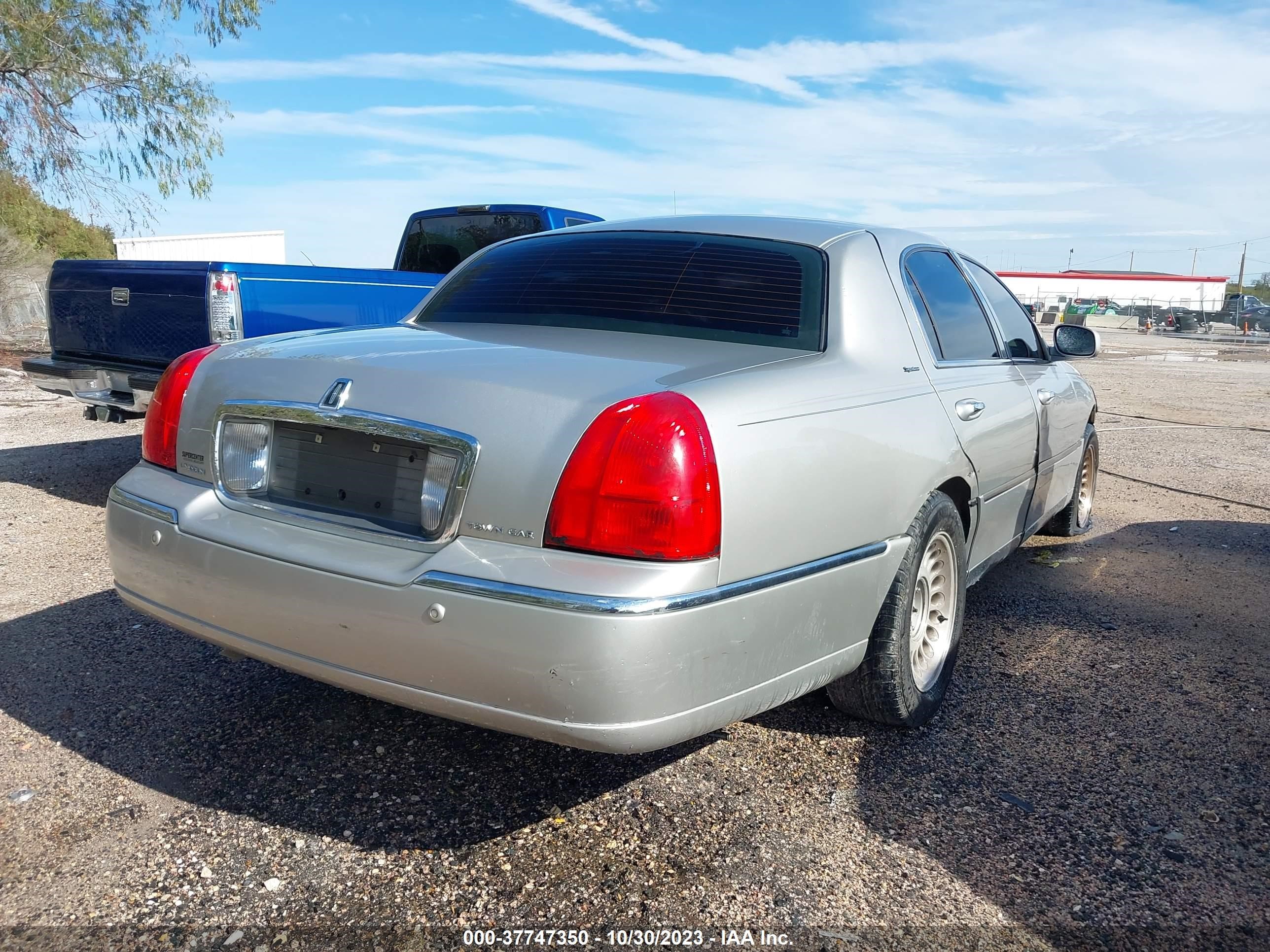 Photo 3 VIN: 1LNHM82W33Y706758 - LINCOLN TOWN CAR 