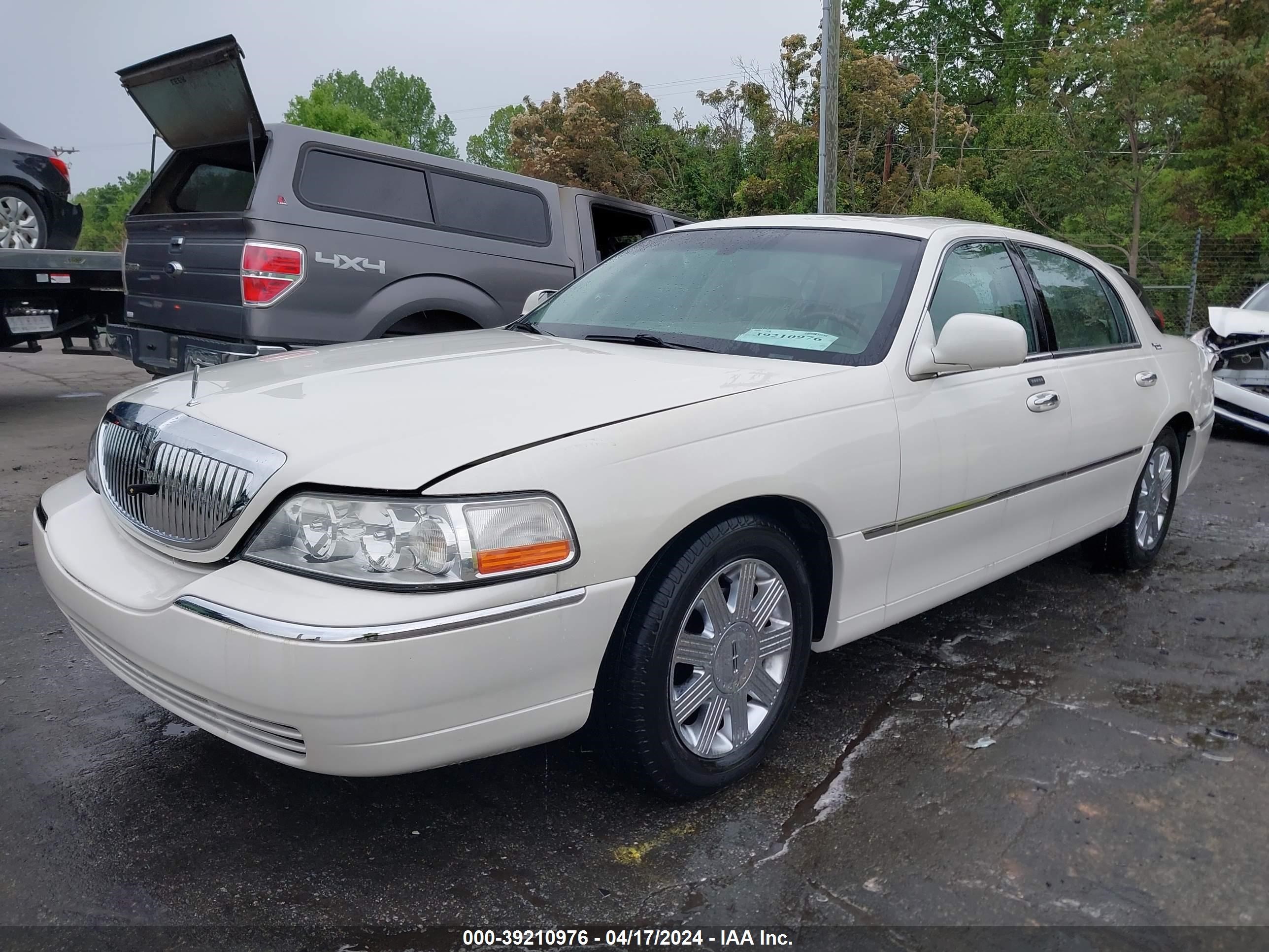 Photo 1 VIN: 1LNHM82W35Y602001 - LINCOLN TOWN CAR 