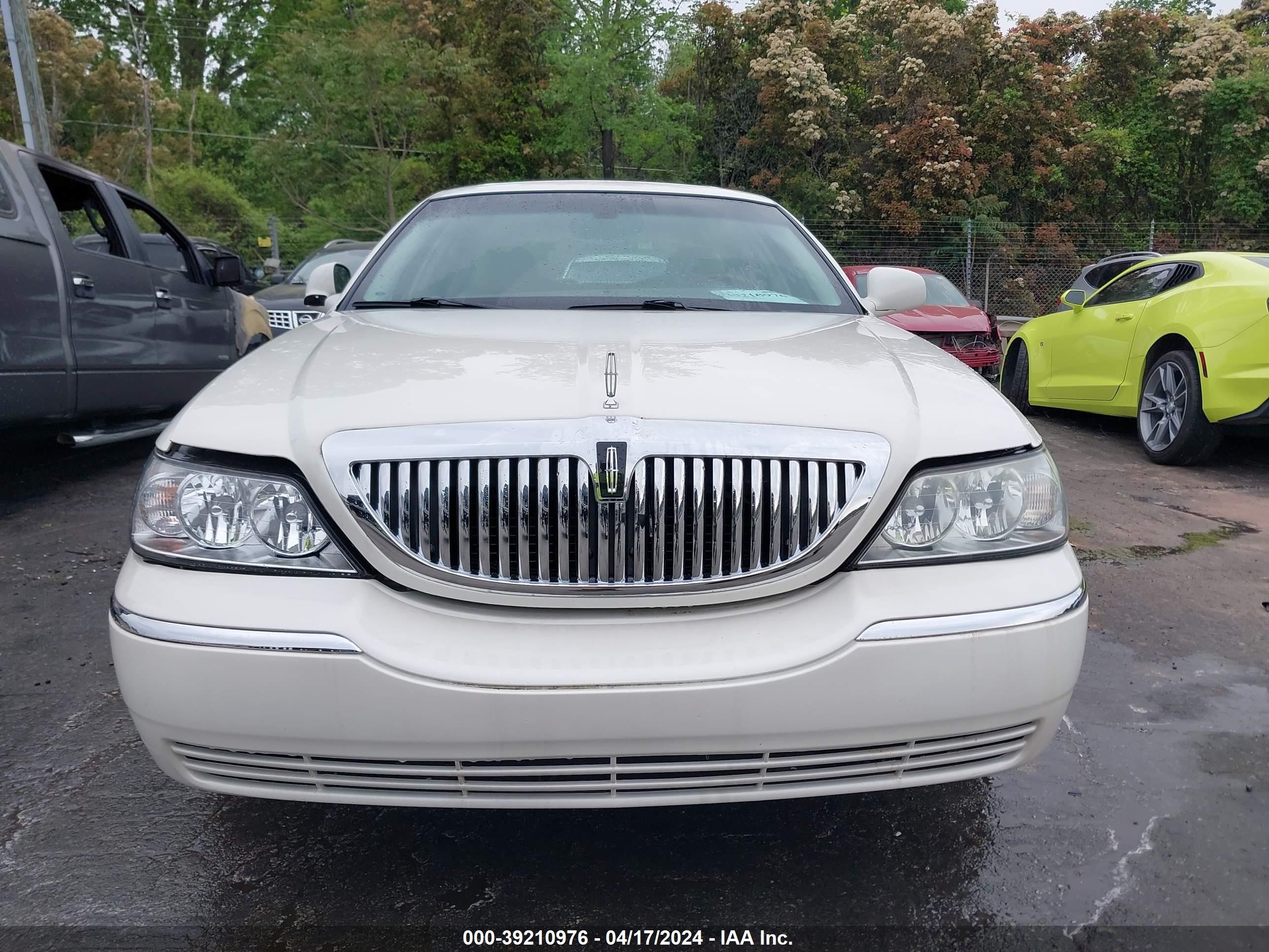 Photo 11 VIN: 1LNHM82W35Y602001 - LINCOLN TOWN CAR 