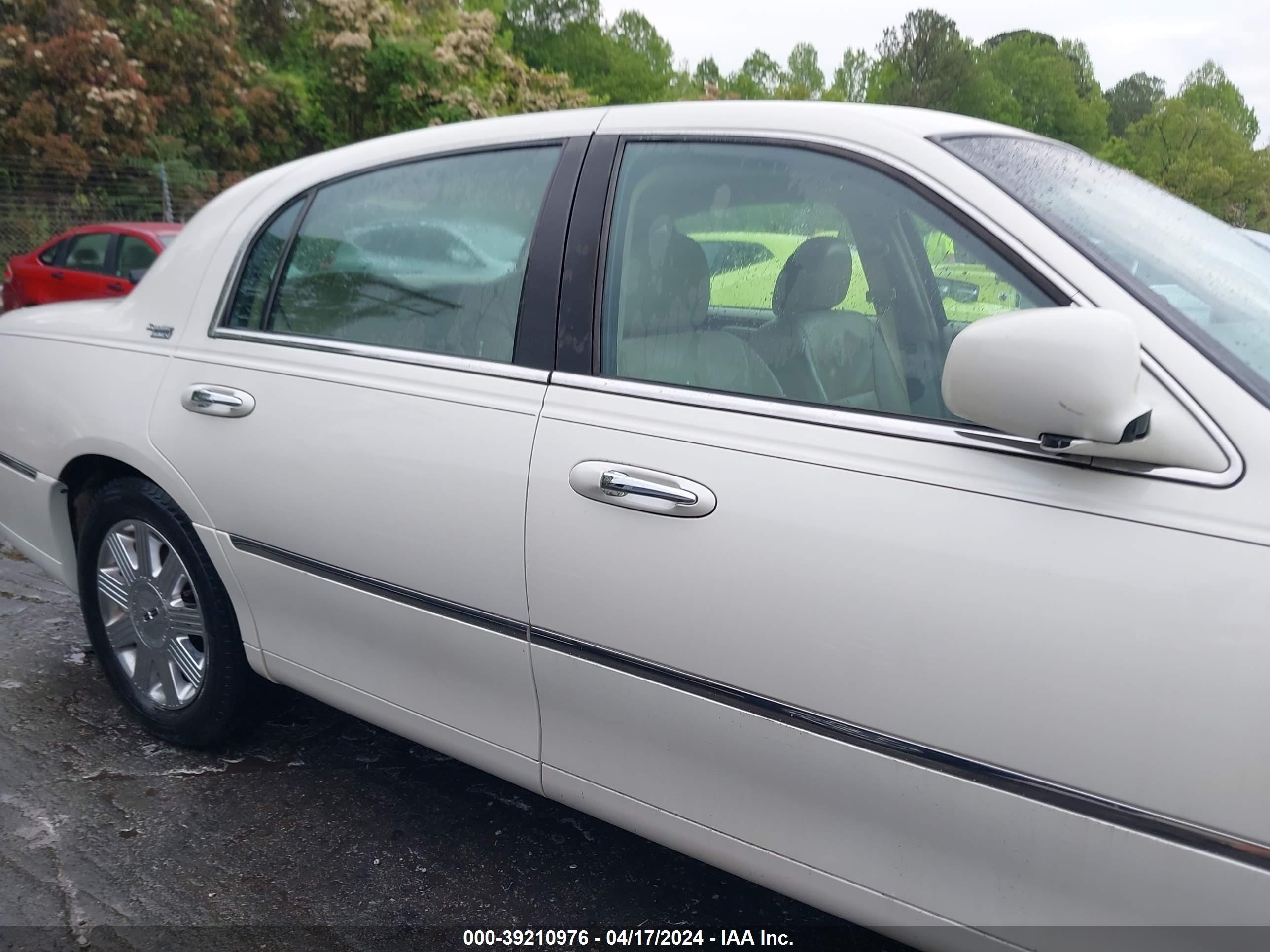 Photo 12 VIN: 1LNHM82W35Y602001 - LINCOLN TOWN CAR 