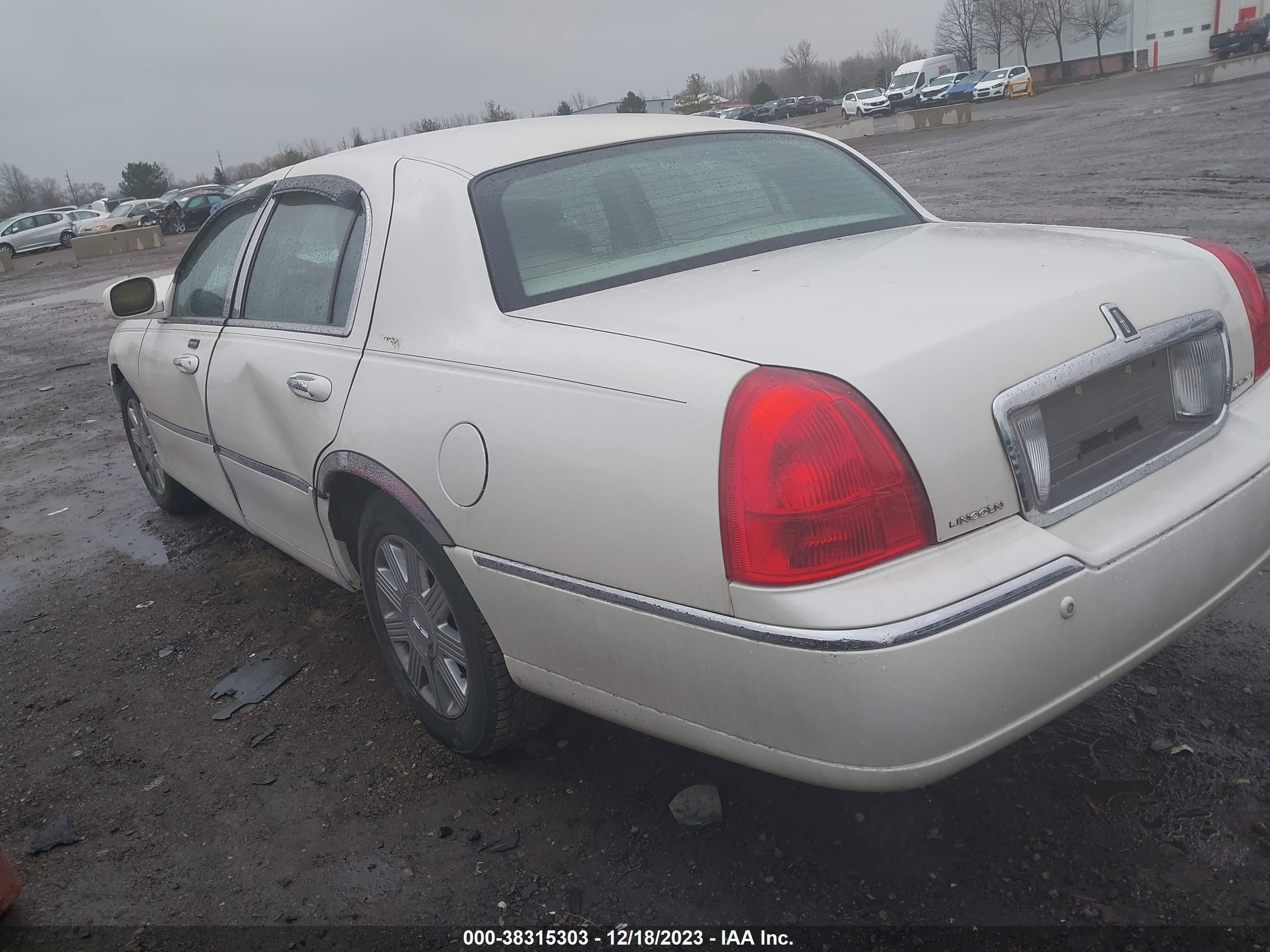 Photo 2 VIN: 1LNHM82W35Y663025 - LINCOLN TOWN CAR 