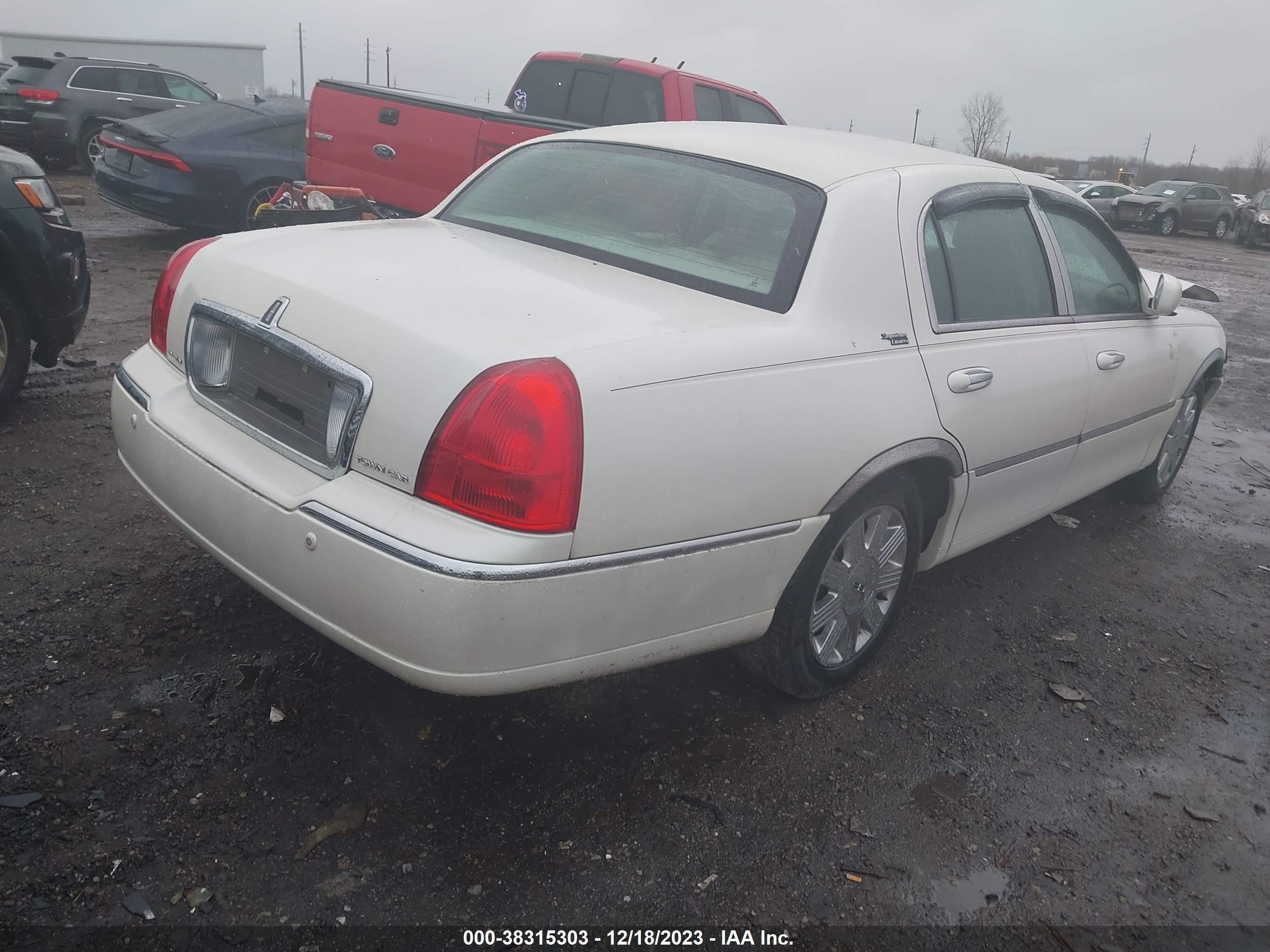 Photo 3 VIN: 1LNHM82W35Y663025 - LINCOLN TOWN CAR 