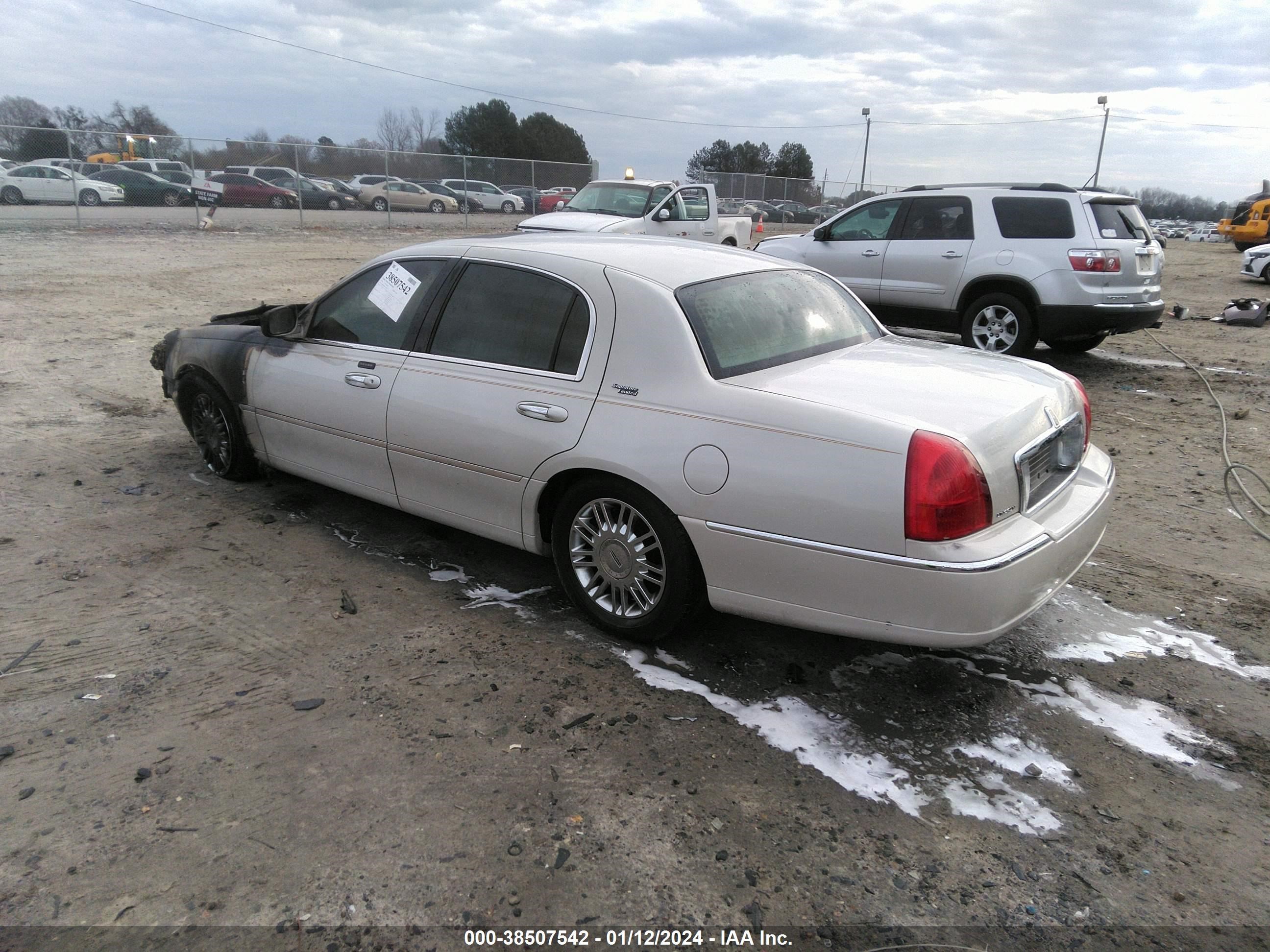 Photo 2 VIN: 1LNHM82W36Y632701 - LINCOLN TOWN CAR 