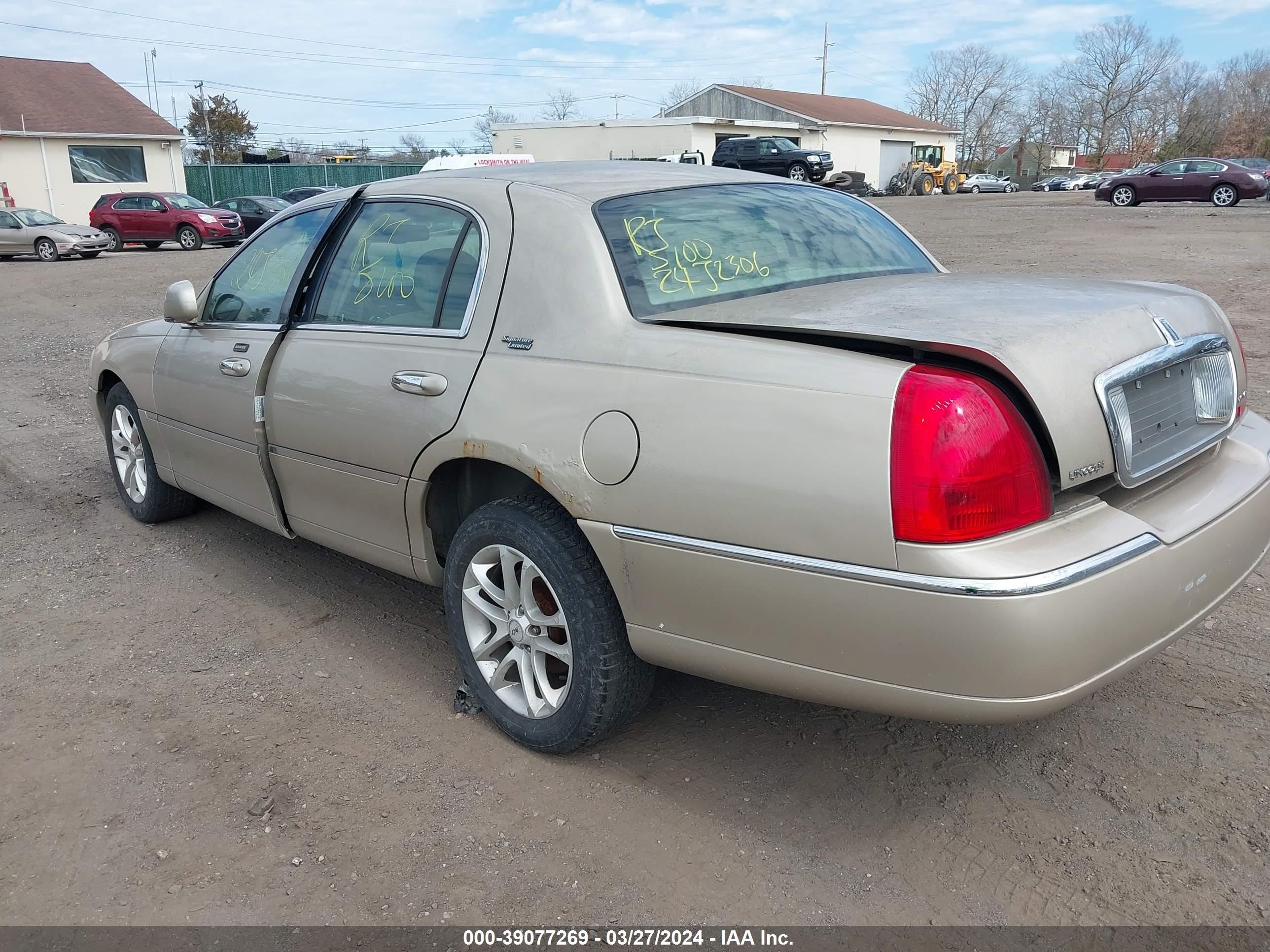 Photo 2 VIN: 1LNHM82W36Y650342 - LINCOLN TOWN CAR 