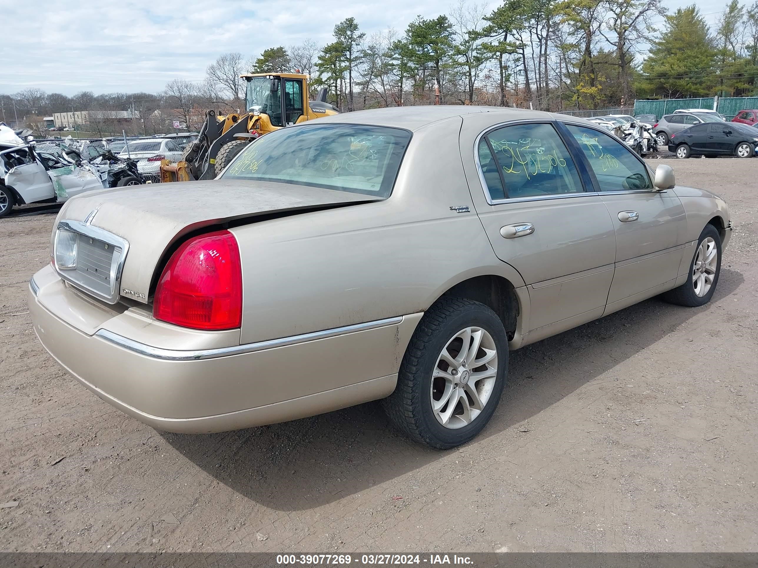 Photo 3 VIN: 1LNHM82W36Y650342 - LINCOLN TOWN CAR 